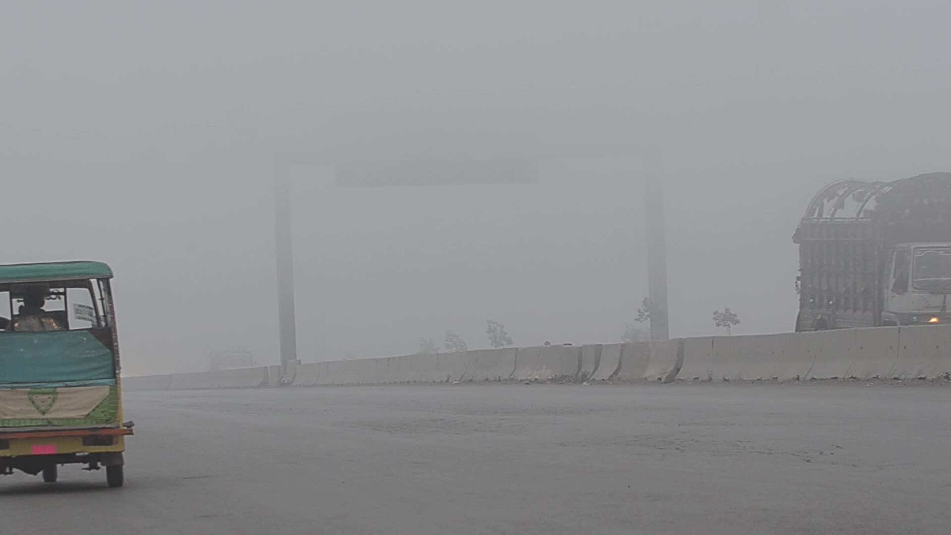 Dense fog covers Peshawar as temperatures drop