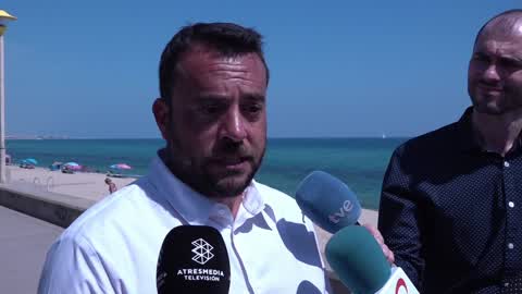 The Spanish Navy investigates possible explosive device on a beach in Barcelona