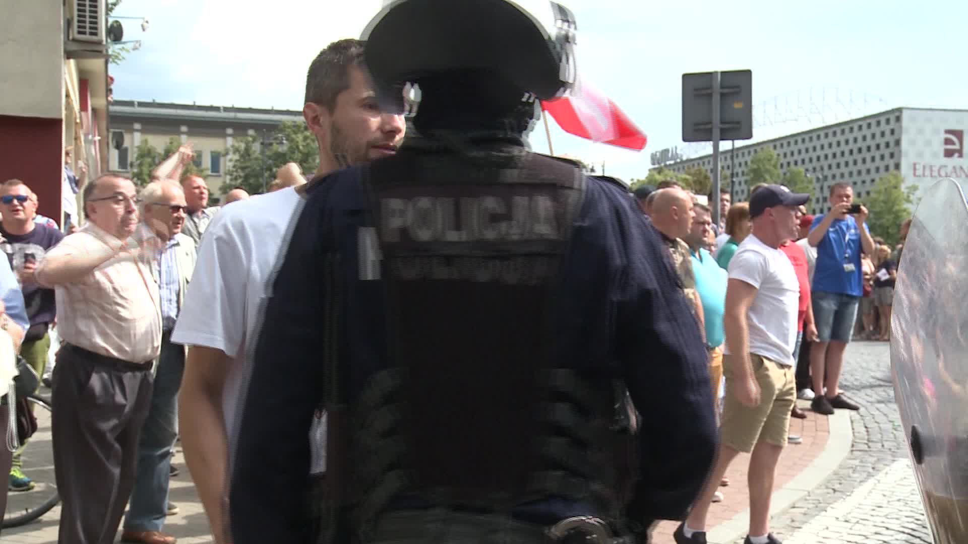 Right wing counter-protest at Bialystok's first LGBT march