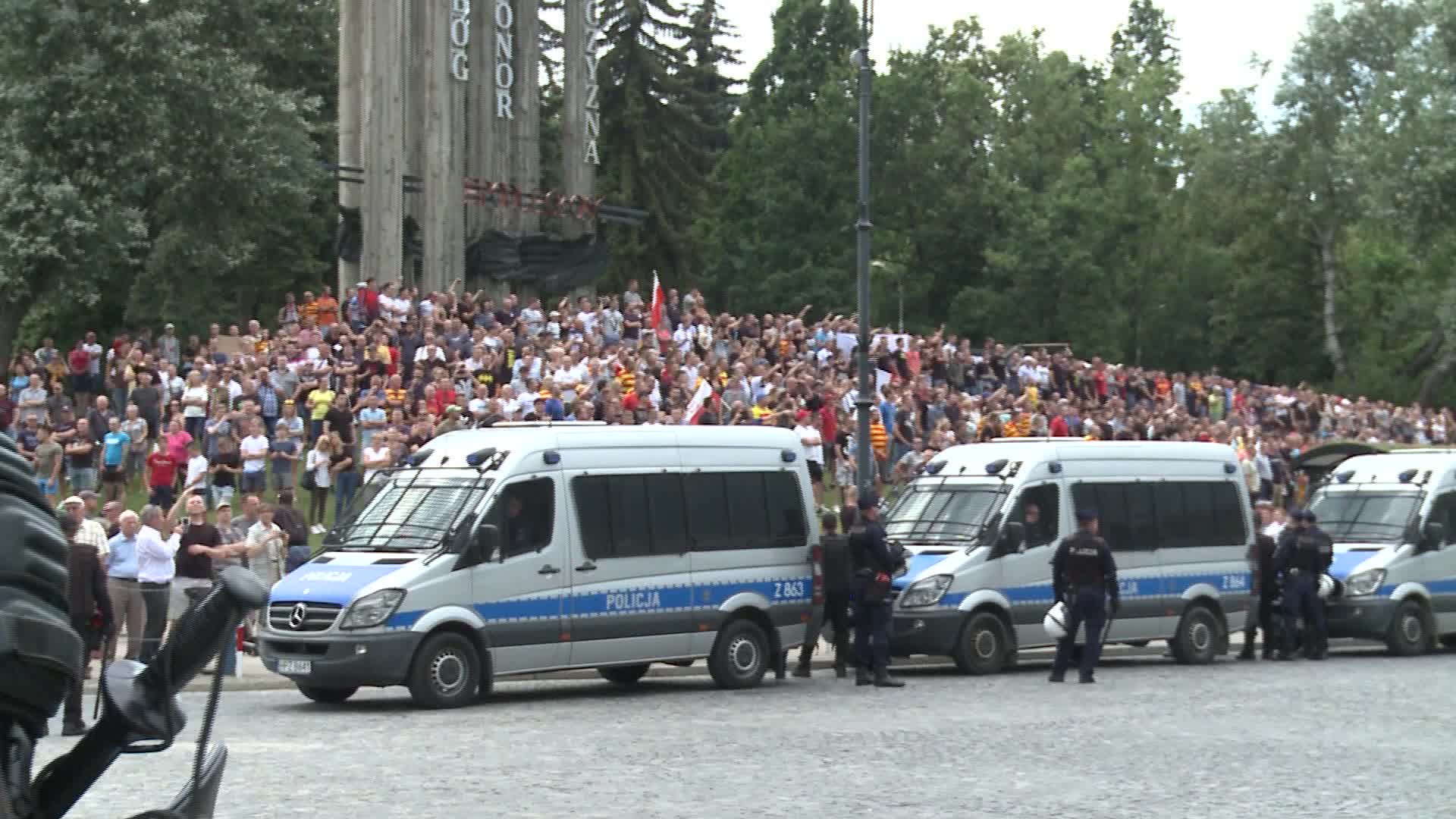 Right wing counter-protest at Bialystok's first LGBT march