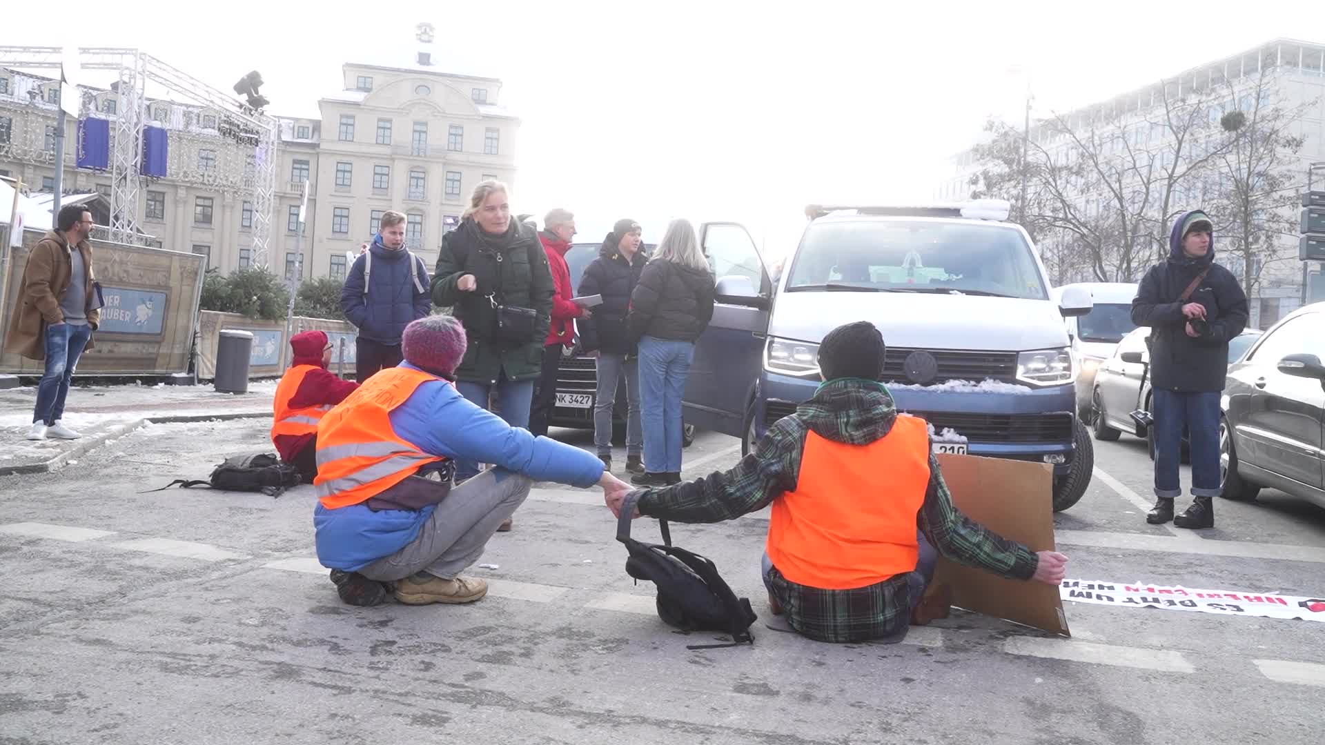 Imitating the farmers: Letzte Generation blocks road with tractors