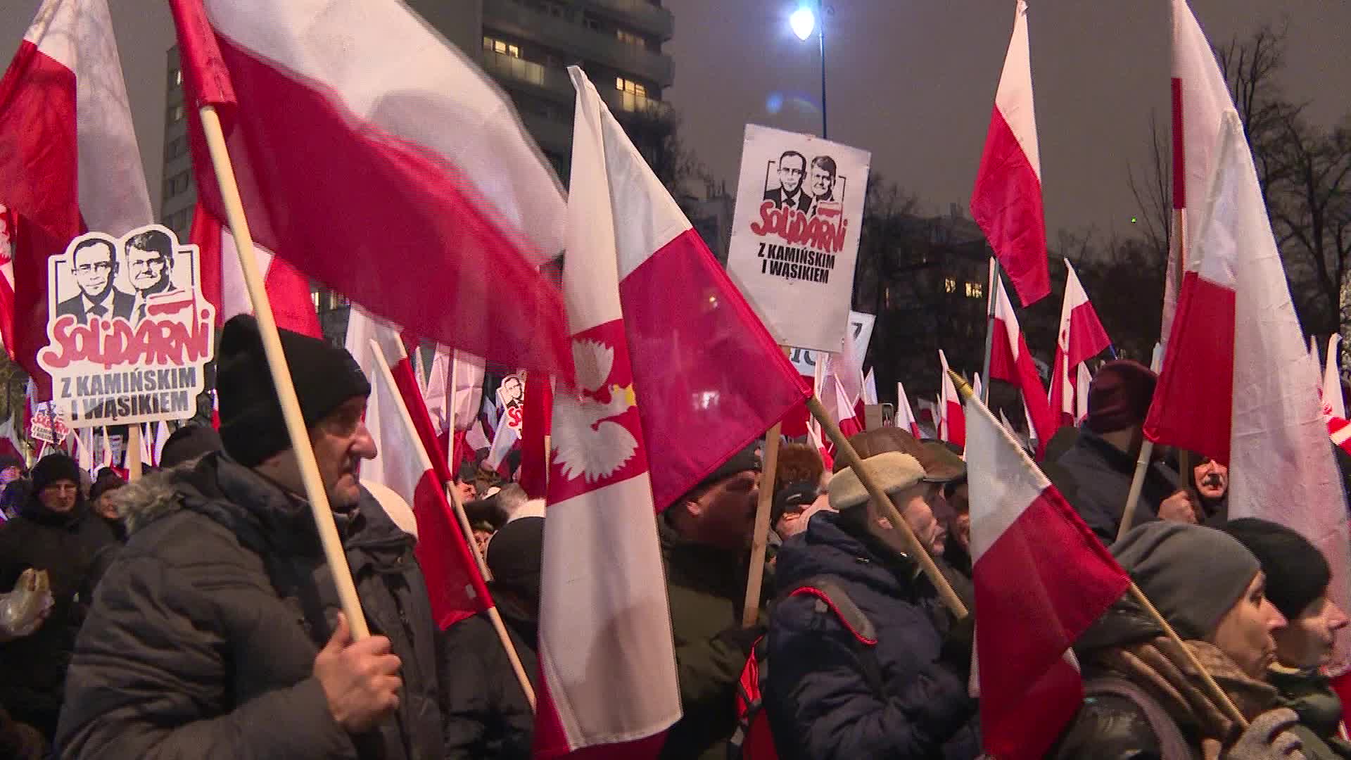 Mass protest outside parliament building in Warsaw amid Poland's change of power