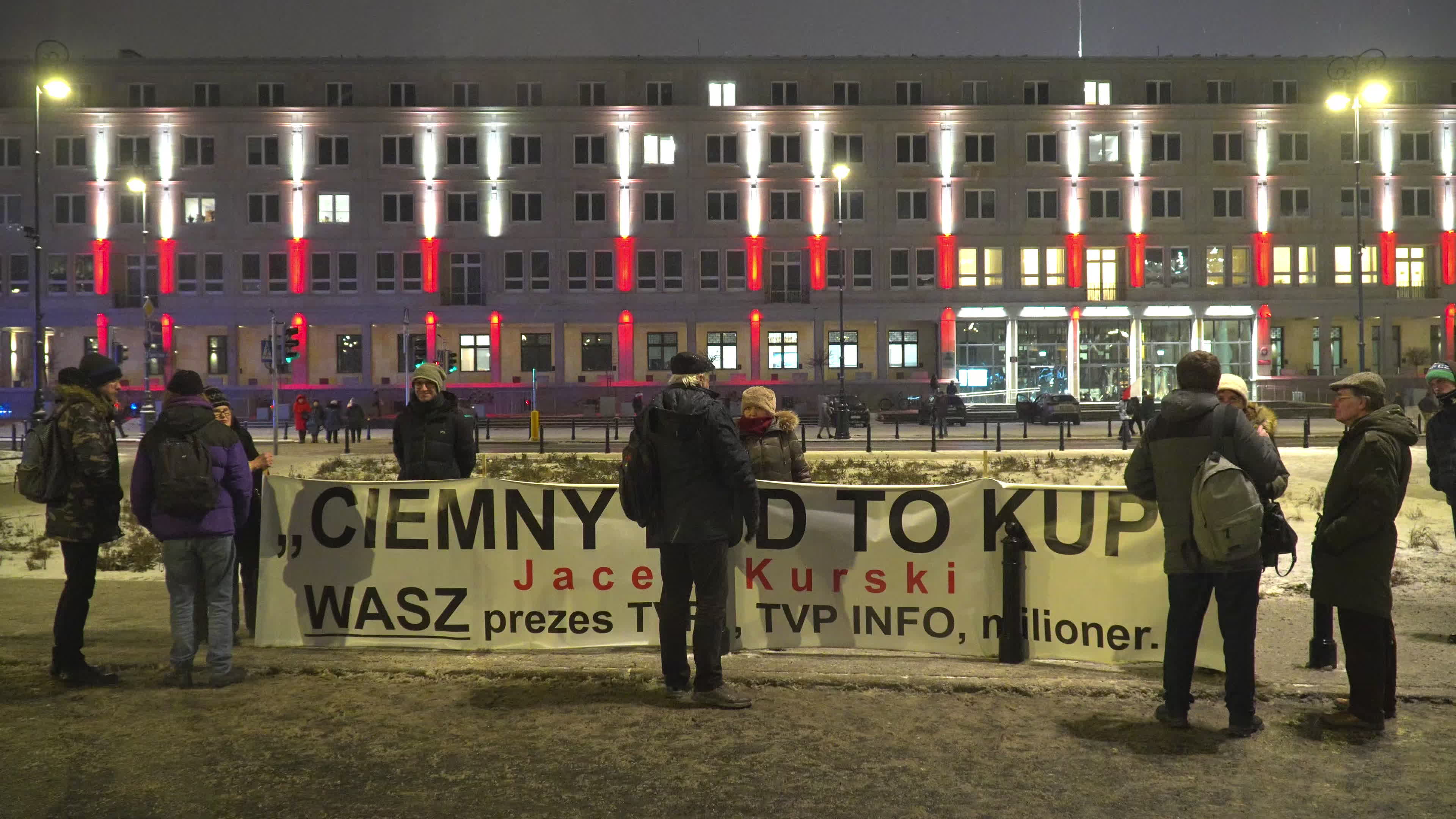 Tens of thousands march in protest of imprisoned politicians in Warsaw
