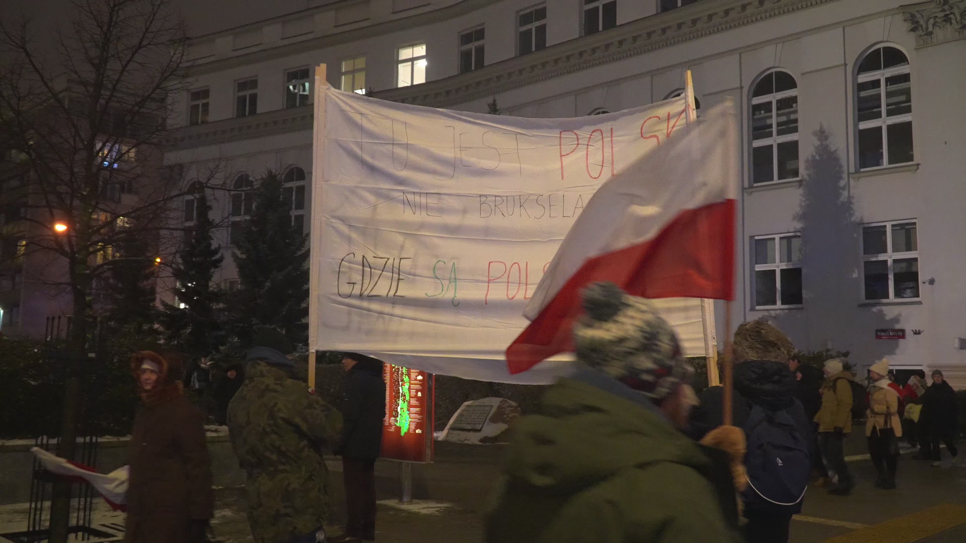 Tens of thousands march in protest of imprisoned politicians in Warsaw
