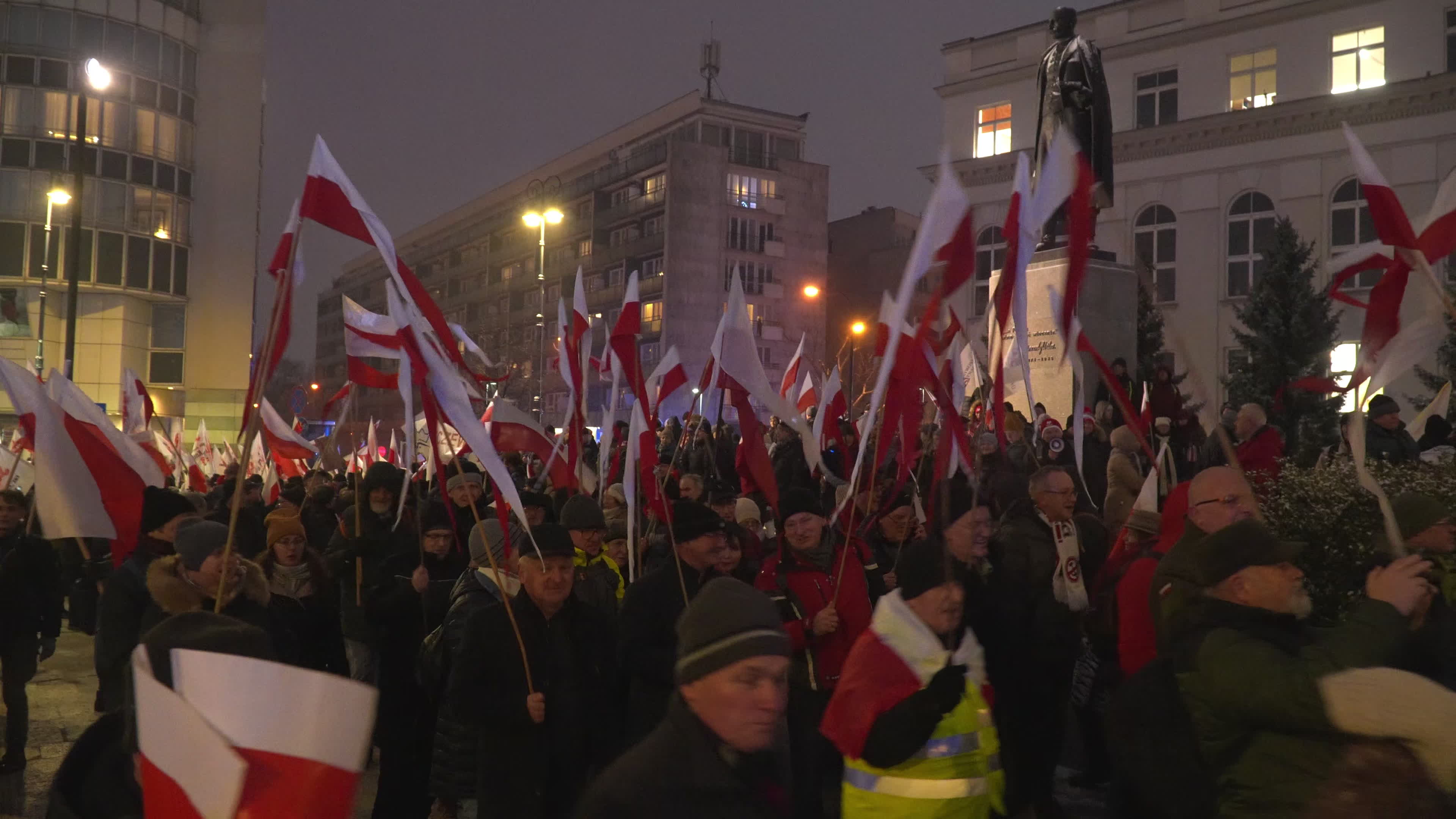 Tens of thousands march in protest of imprisoned politicians in Warsaw