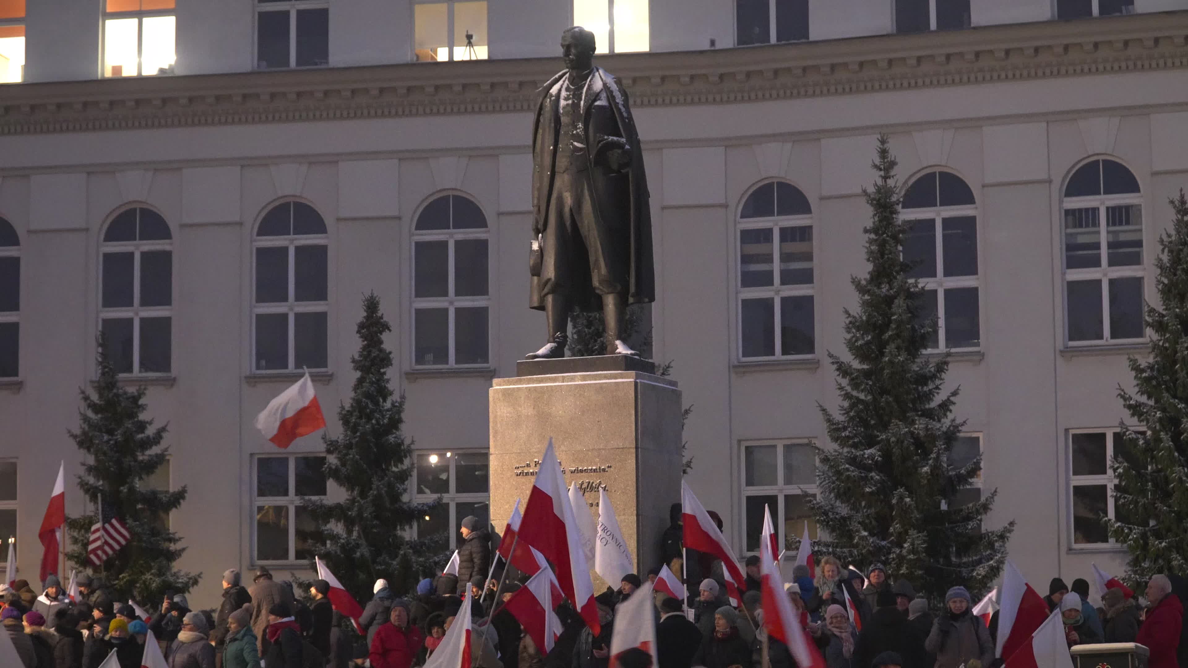 Tens of thousands march in protest of imprisoned politicians in Warsaw