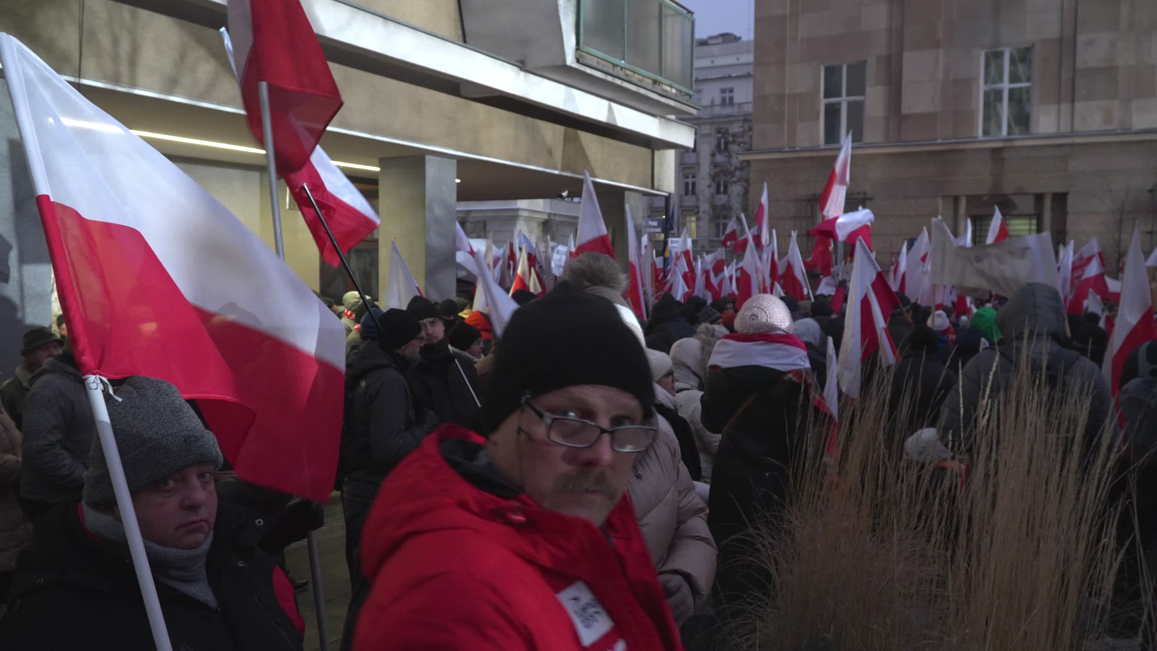 Tens of thousands march in protest of imprisoned politicians in Warsaw
