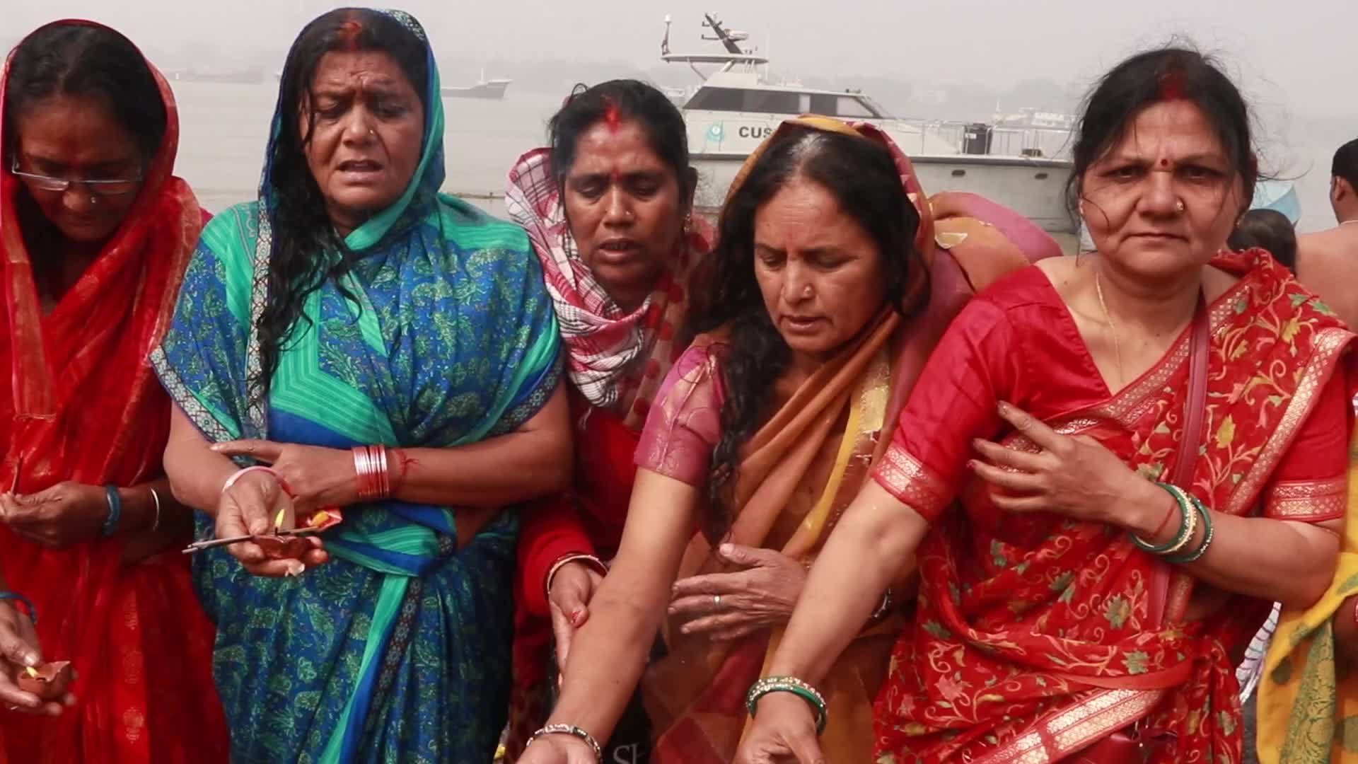 Hindu Devotees Immerse in Ganga at Gangasagar Mela on Makar Sankranti, Kolkata