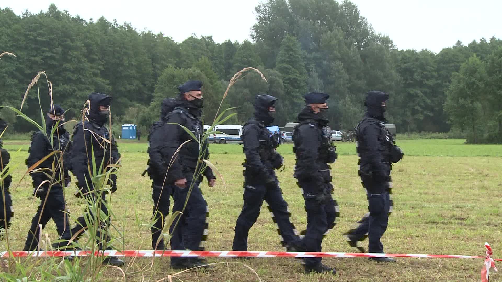 Migrants camp at Polish-Belarusian border guarded by police and military