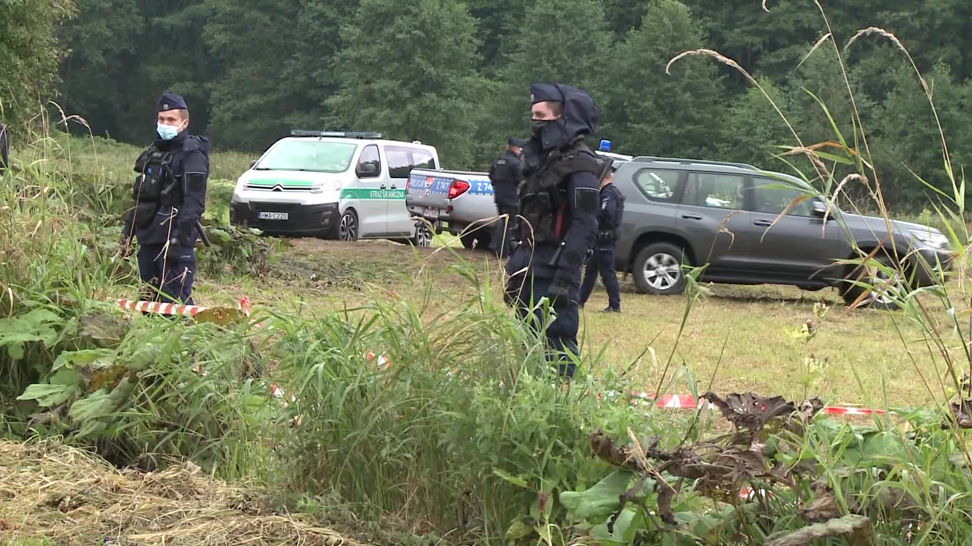 Migrants camp at Polish-Belarusian border guarded by police and military
