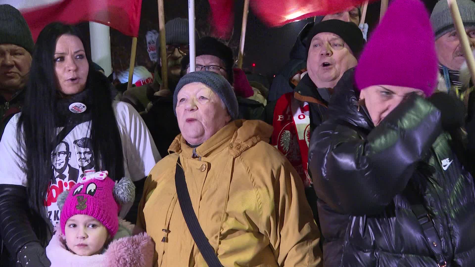 Poland's president pardons 2 imprisoned politicians