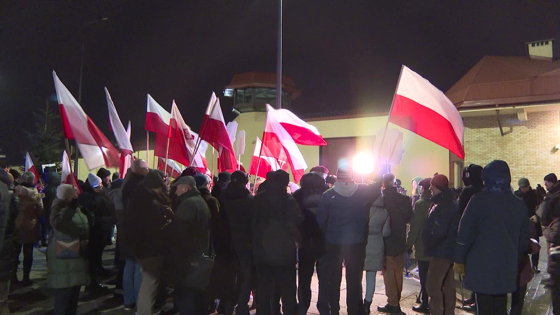 Poland's president pardons 2 imprisoned politicians