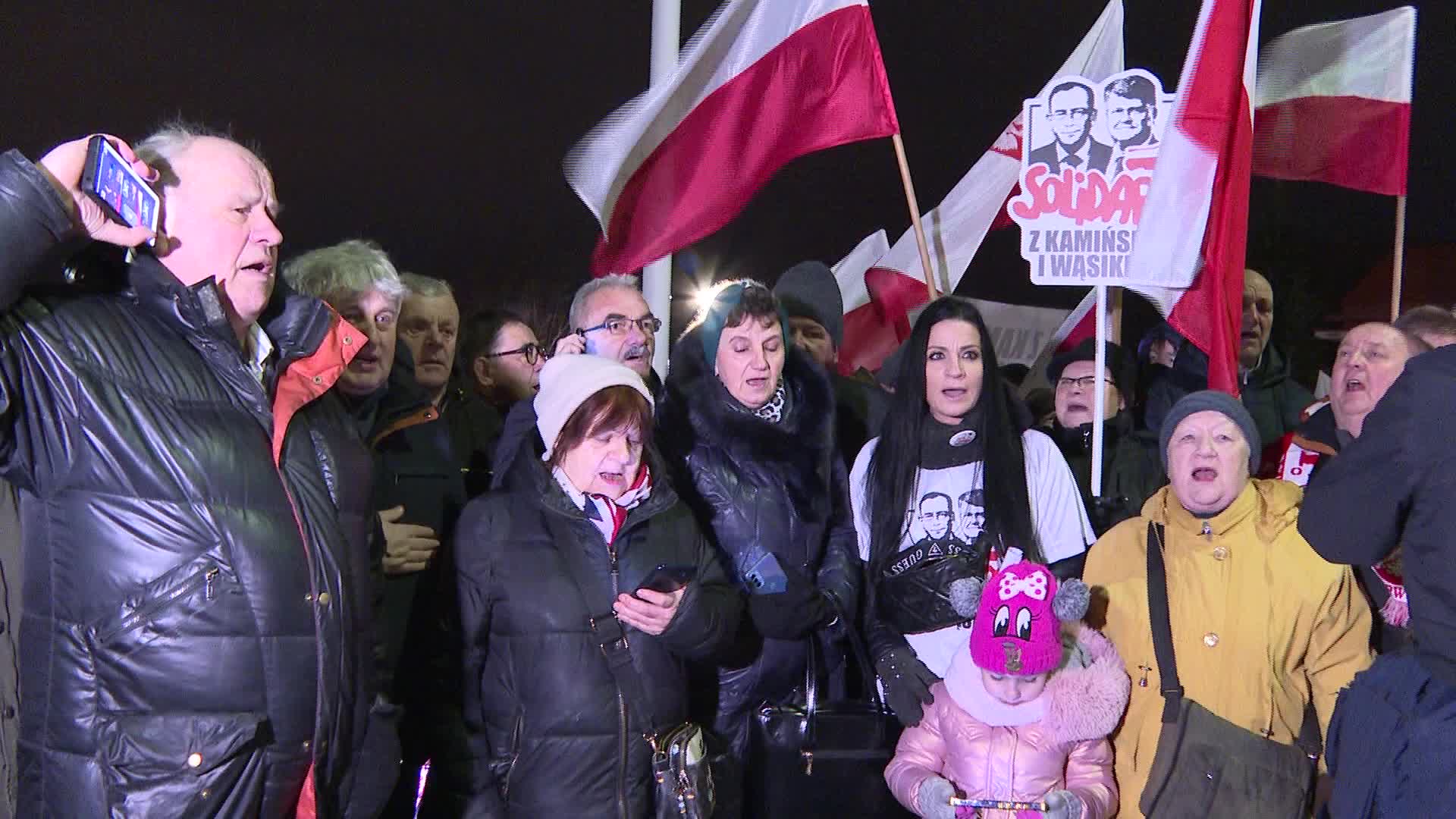 Poland's president pardons 2 imprisoned politicians