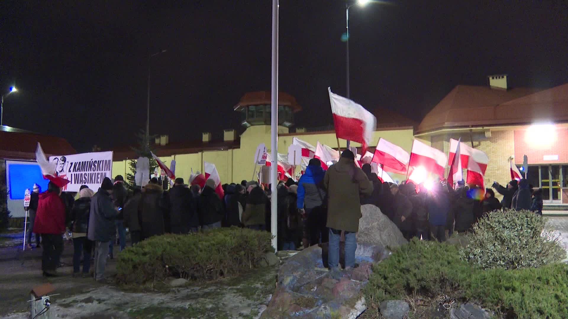 Poland's president pardons 2 imprisoned politicians