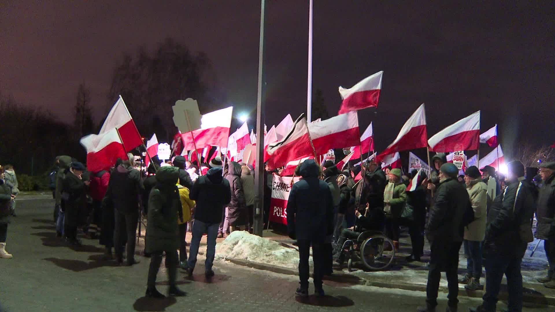 Poland's president pardons 2 imprisoned politicians