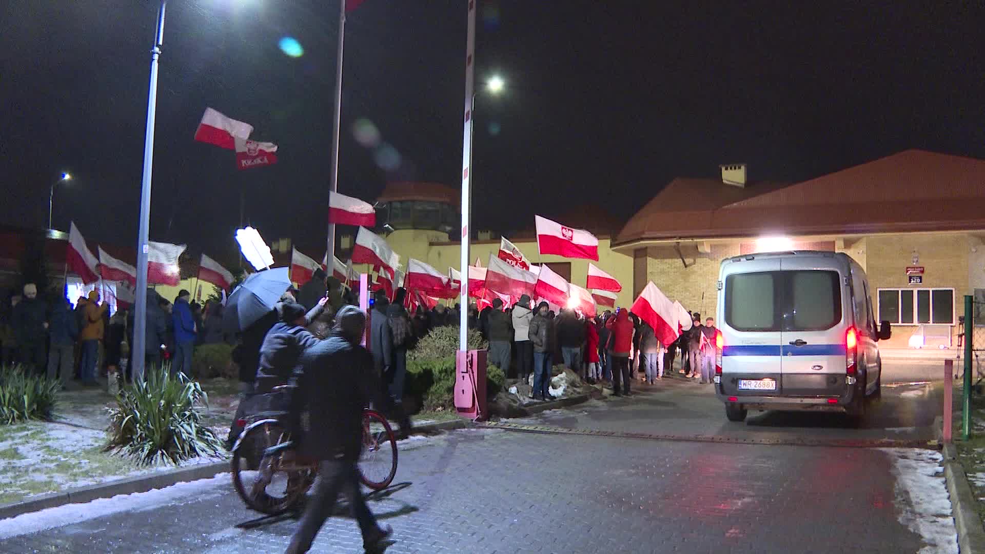 Poland's president pardons 2 imprisoned politicians