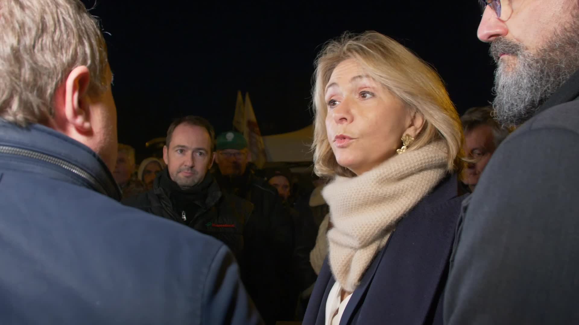 Pecresse meets farmers in revolt