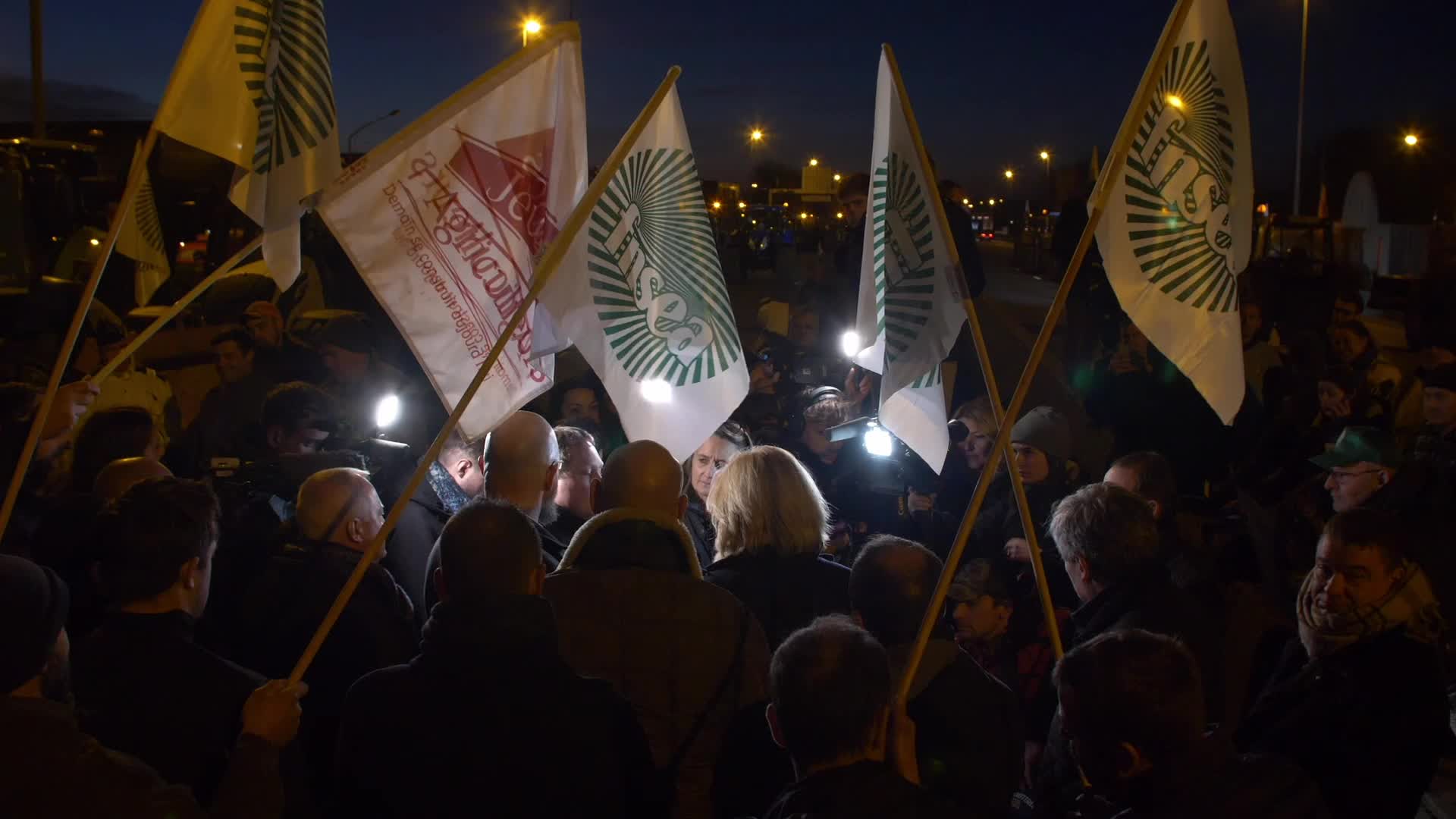 Pecresse meets farmers in revolt