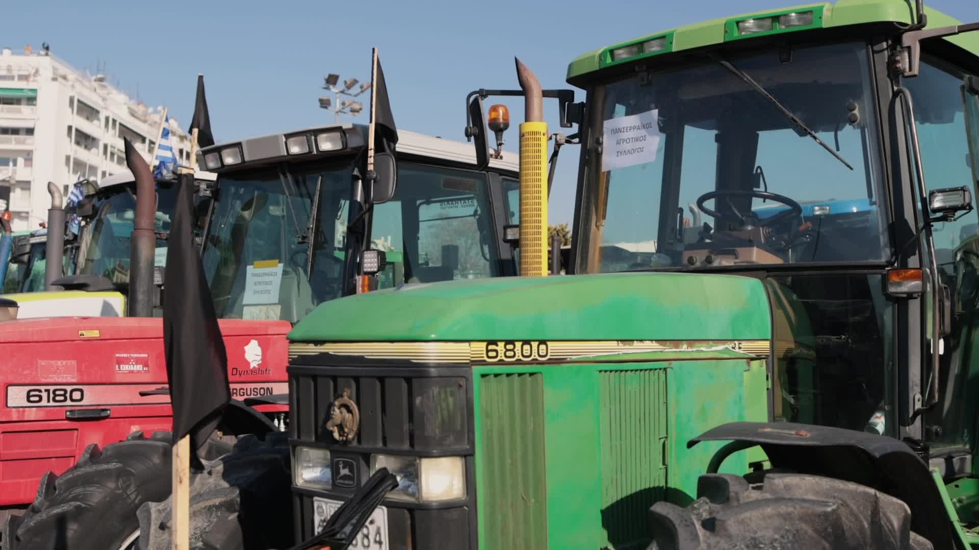 Protesting farmers drive their tractors into Thessaloniki