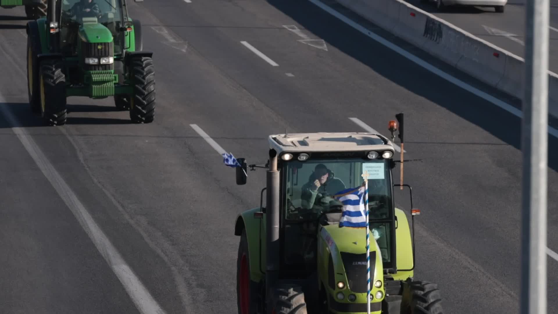 Protesting farmers drive their tractors into Thessaloniki