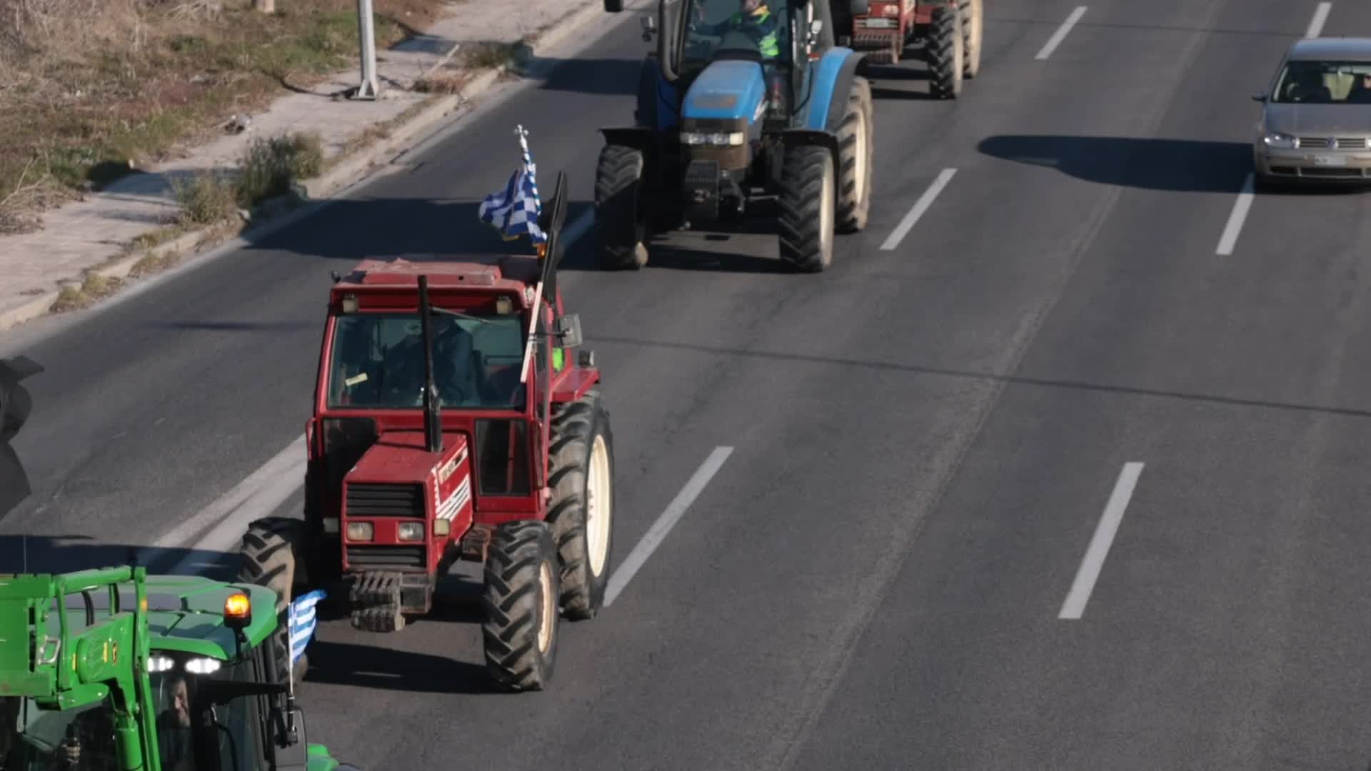 Protesting farmers drive their tractors into Thessaloniki