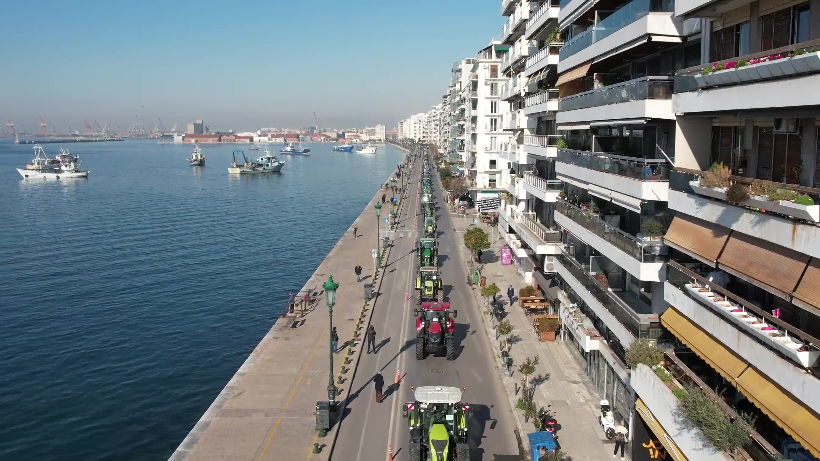 Protesting farmers drive their tractors into Thessaloniki