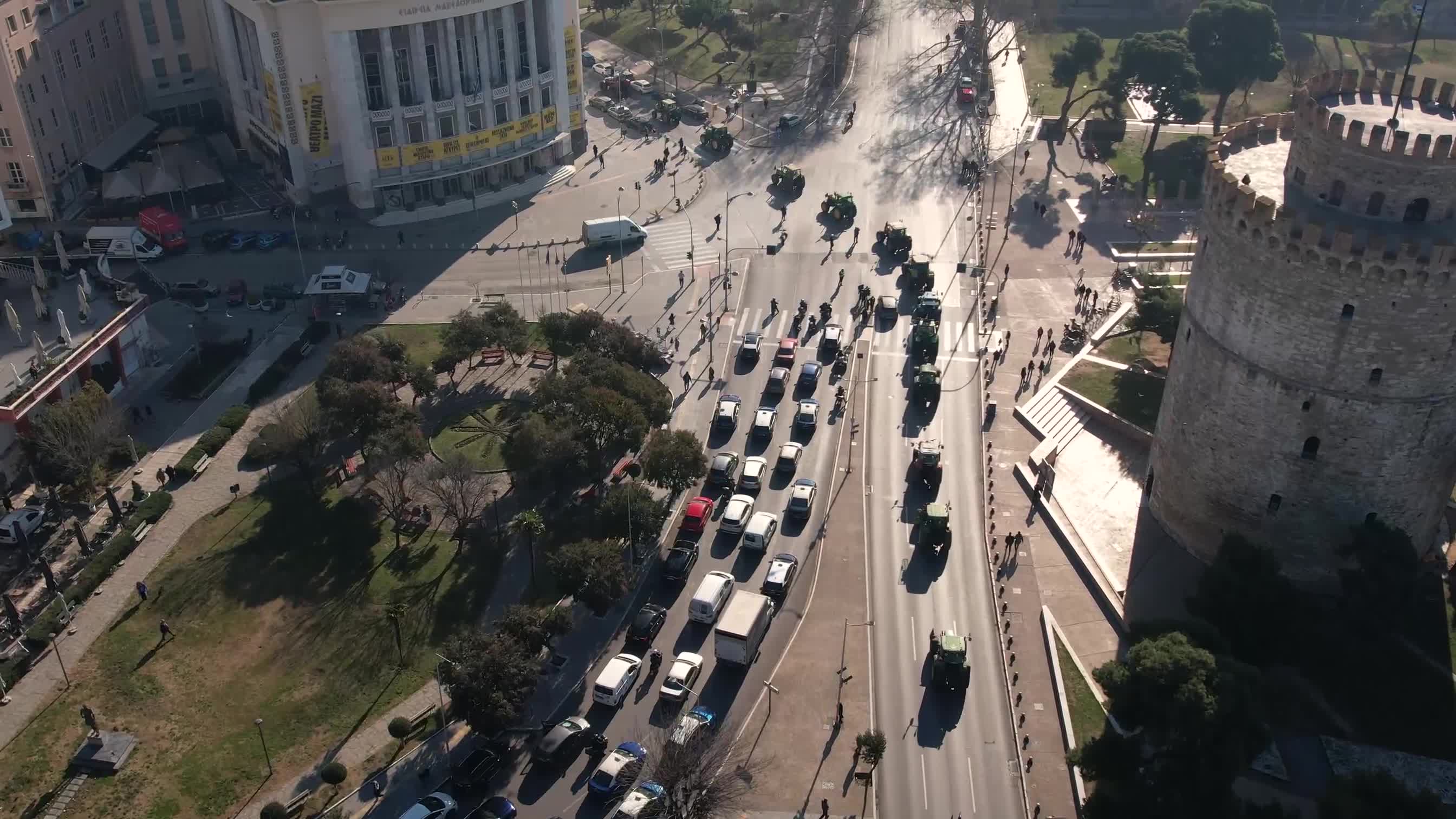 Protesting farmers drive their tractors into Thessaloniki