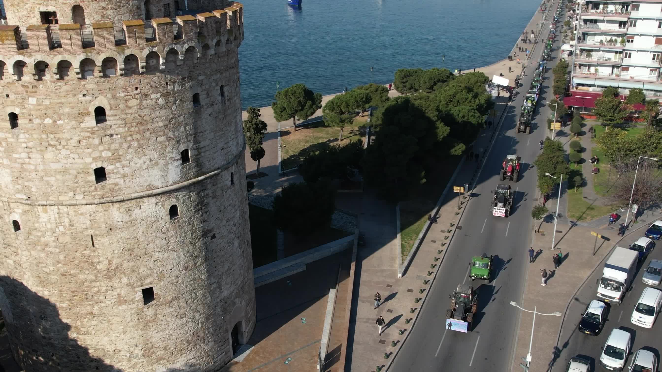 Protesting farmers drive their tractors into Thessaloniki
