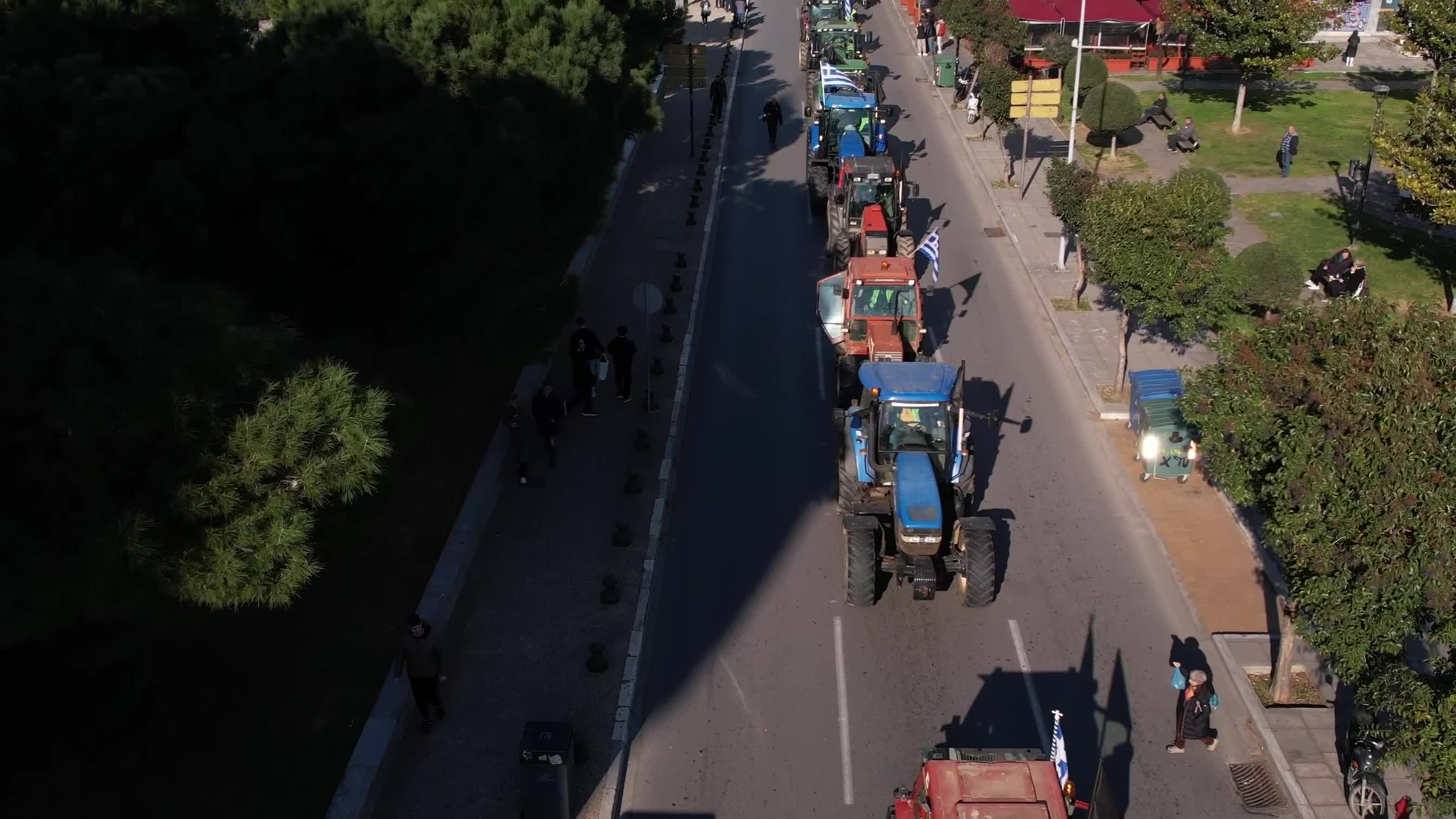 Protesting farmers drive their tractors into Thessaloniki