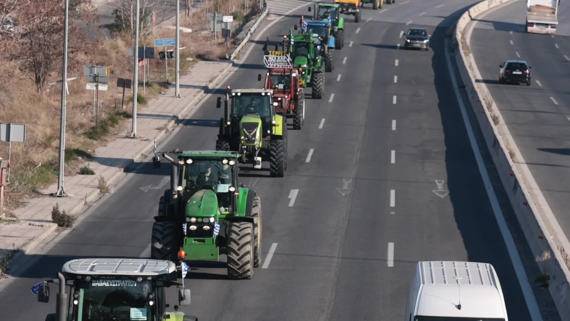 Protesting farmers drive their tractors into Thessaloniki