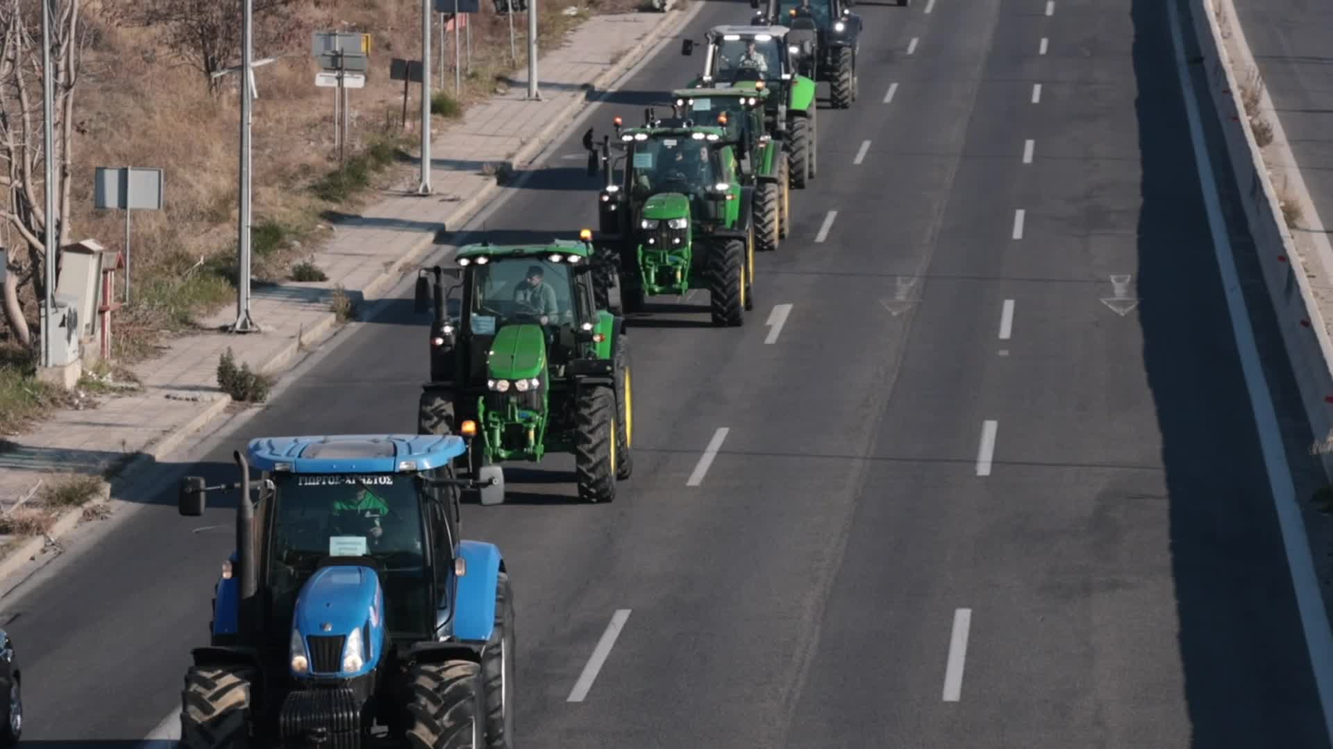 Protesting farmers drive their tractors into Thessaloniki