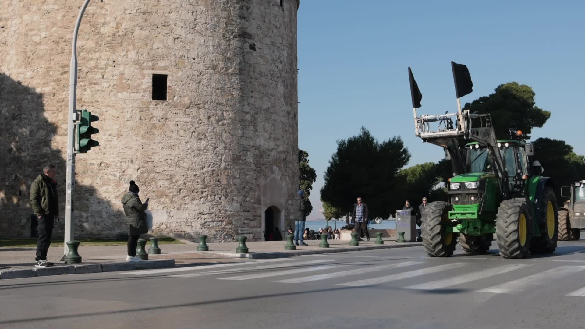 Protesting farmers drive their tractors into Thessaloniki