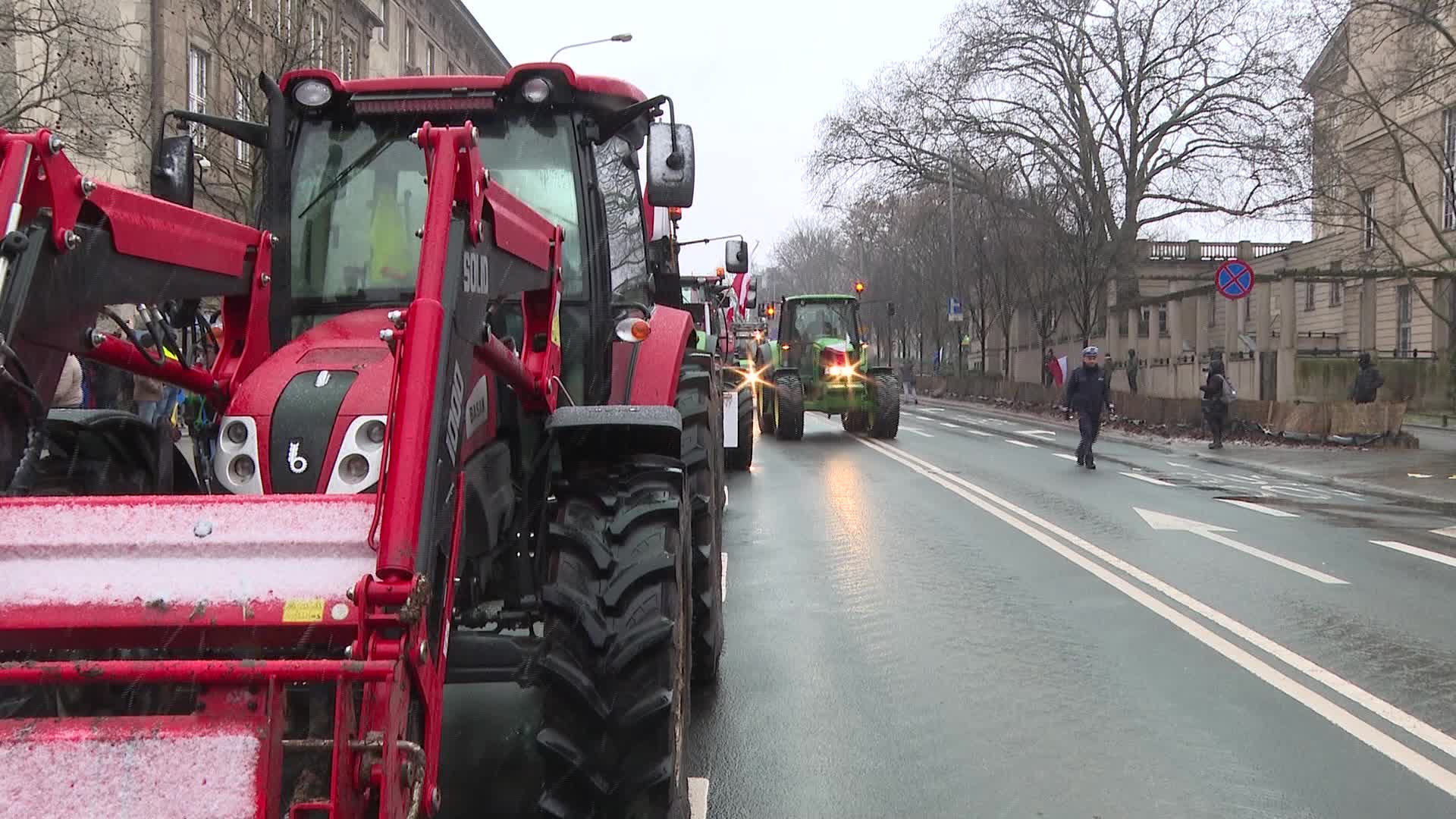 Polish farmers block roads in nationwide protest