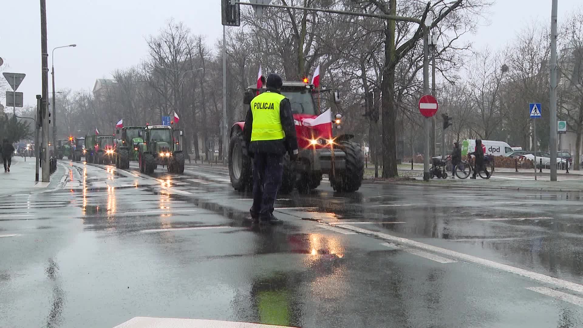 Polish farmers block roads in nationwide protest