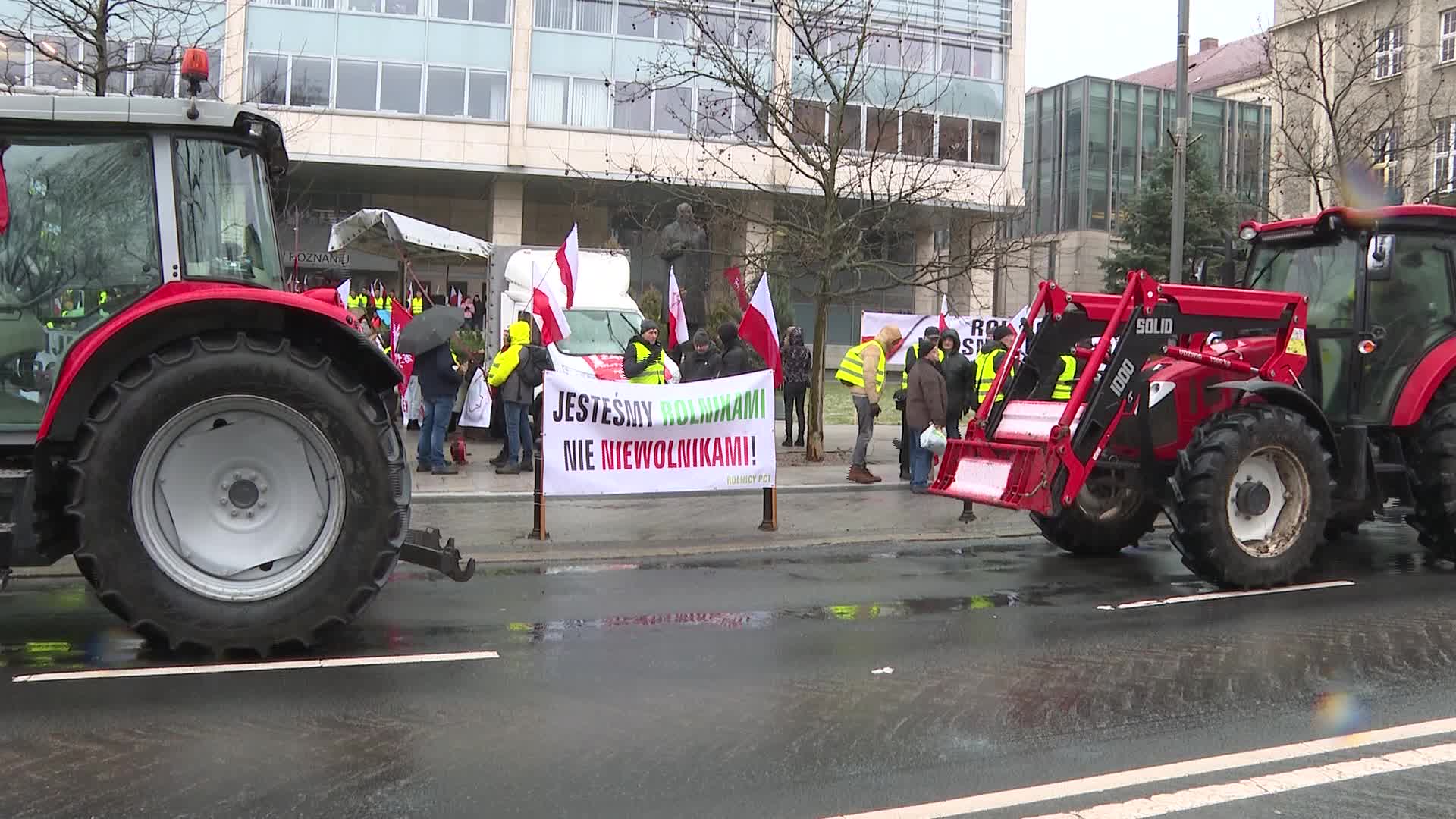 Polish farmers block roads in nationwide protest
