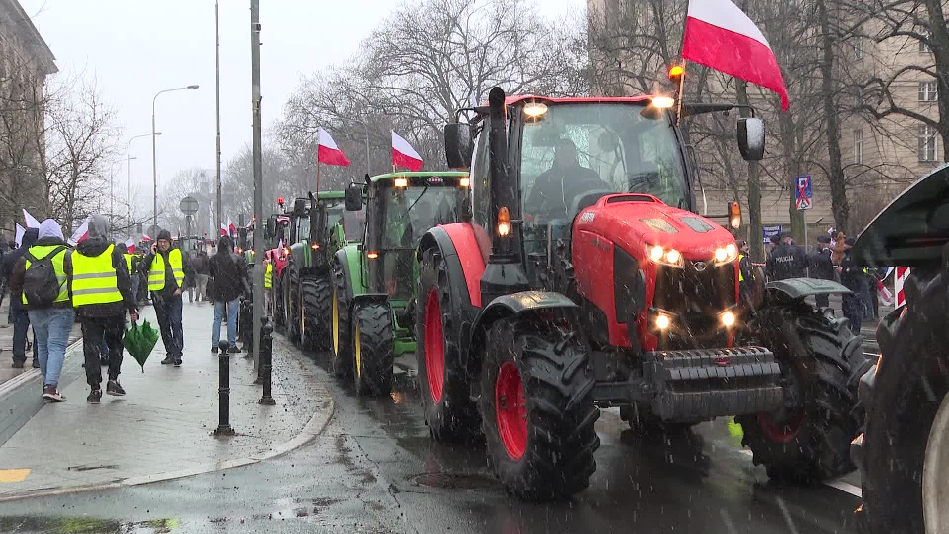 Polish farmers block roads in nationwide protest