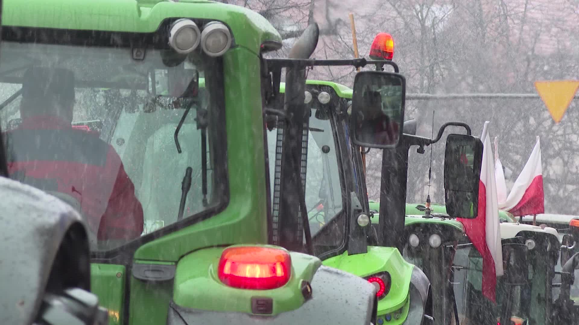Polish farmers block roads in nationwide protest