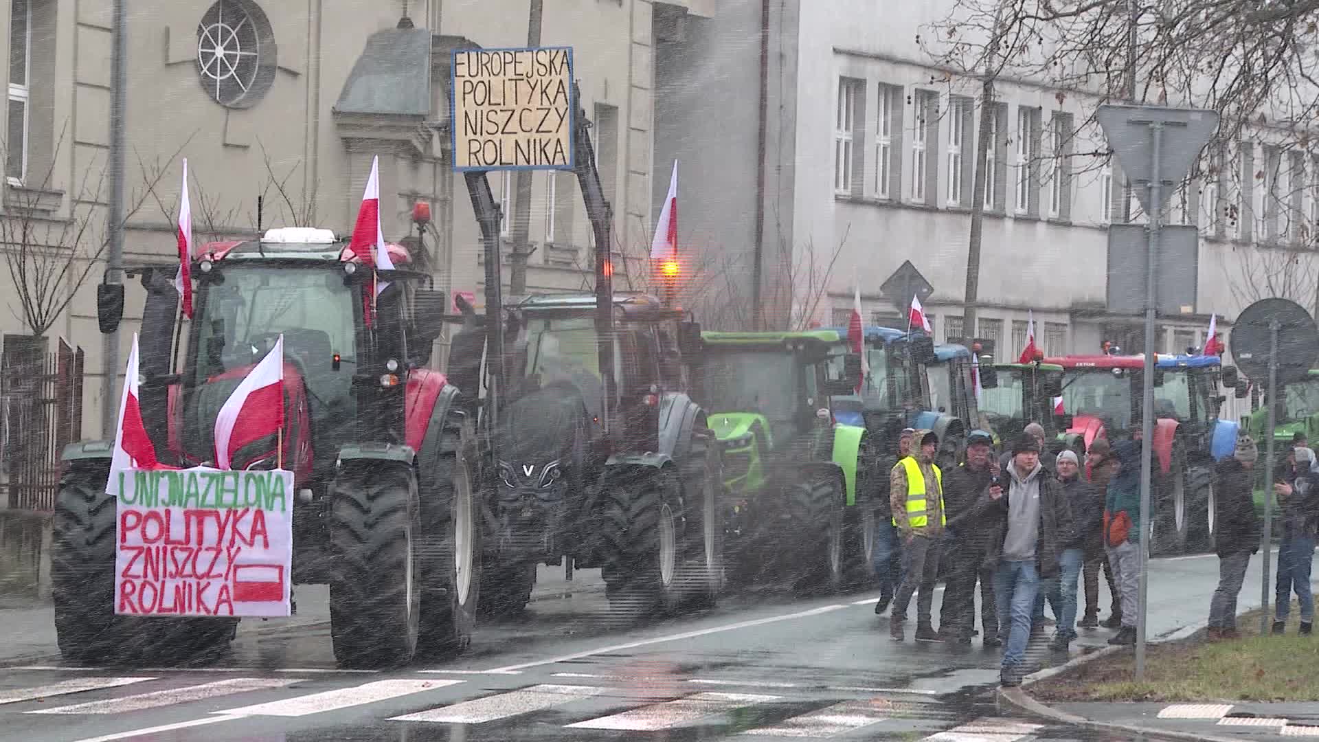 Polish farmers block roads in nationwide protest