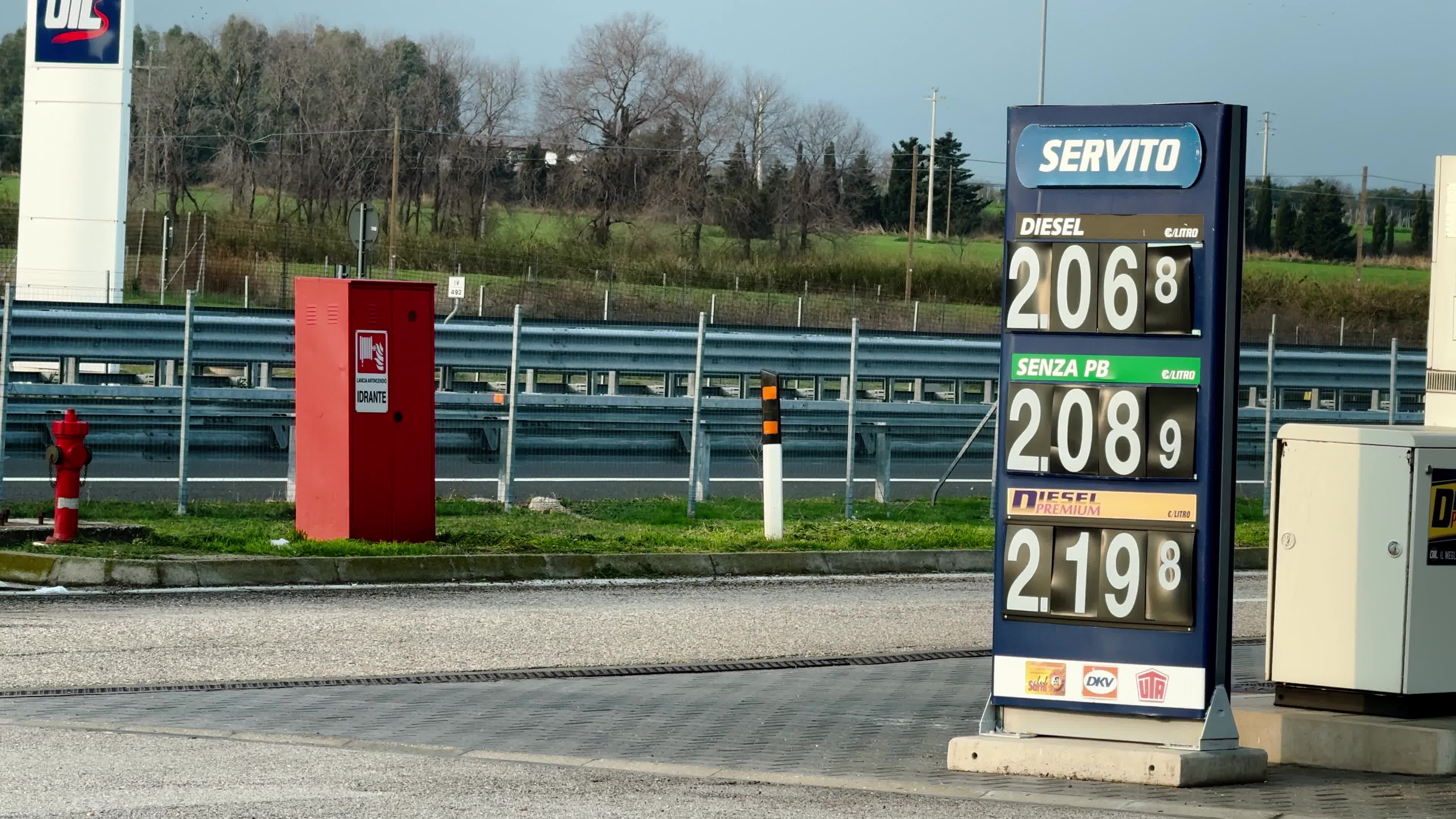Italy sees gasoline prices pass 2 Euro per litre