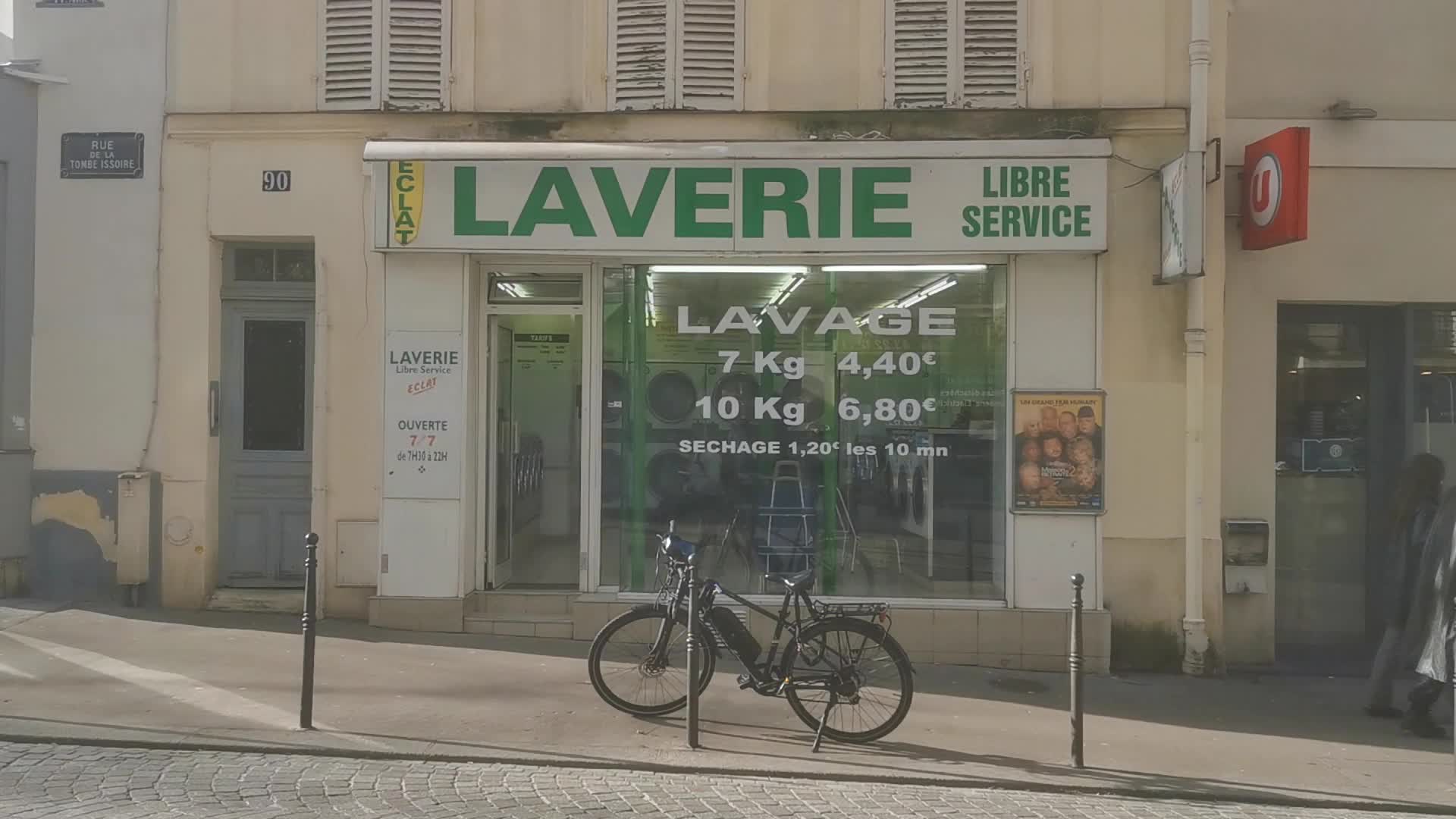 A man attacked with a knife in the street, the preferred trail of an anti-Semitic act