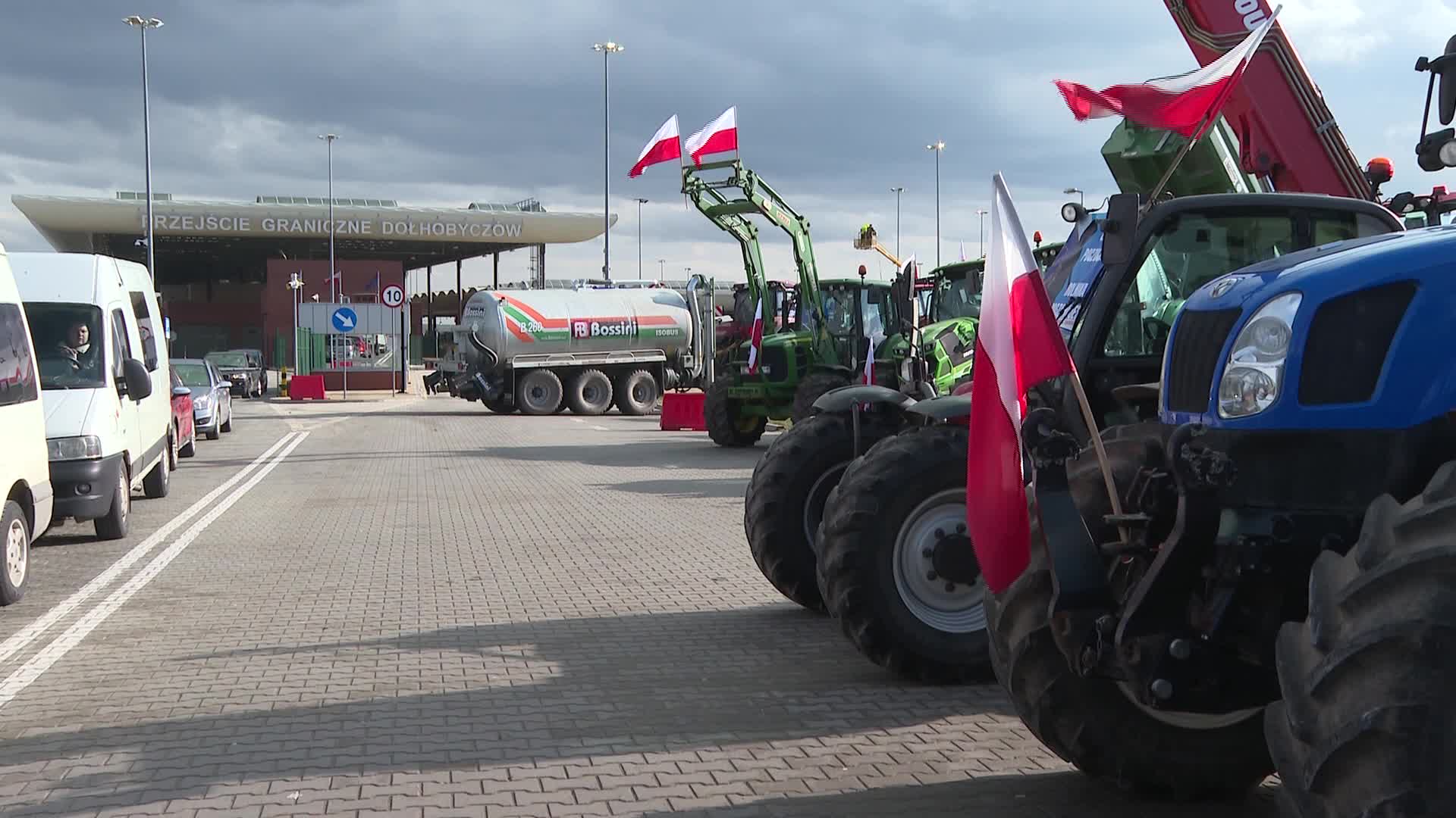 Polish farmers block Ukrainian border