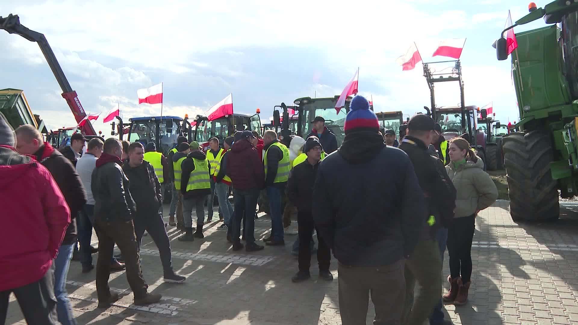 Polish farmers block Ukrainian border