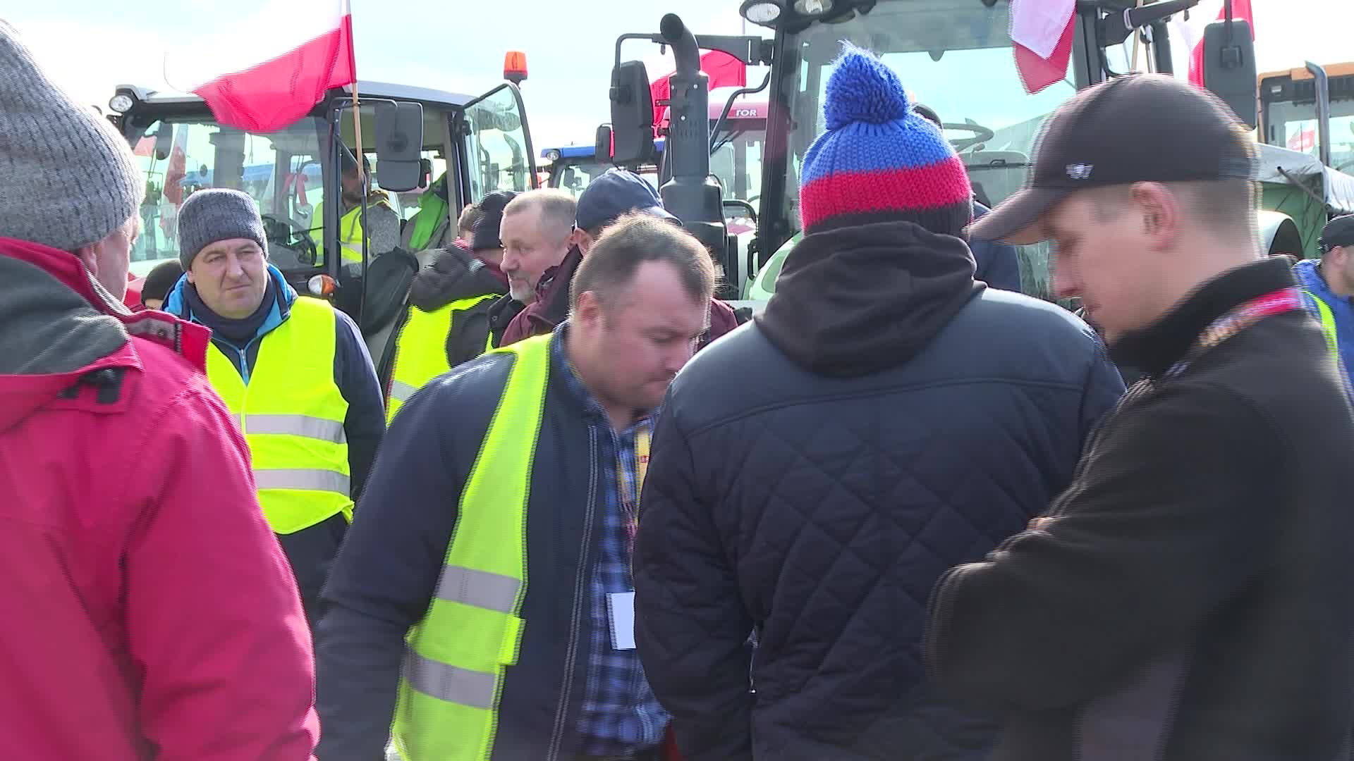 Polish farmers block Ukrainian border