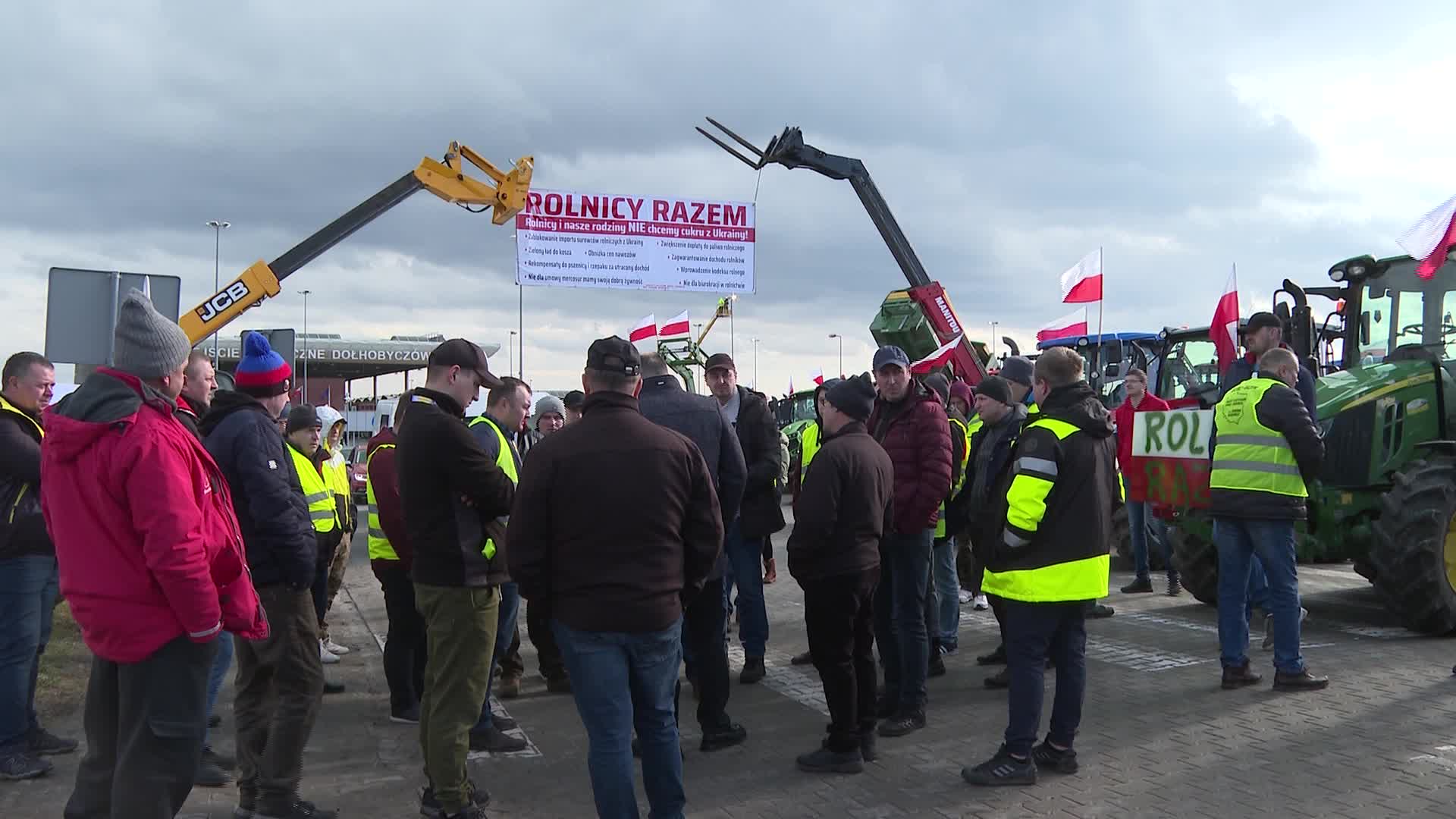 Polish farmers block Ukrainian border