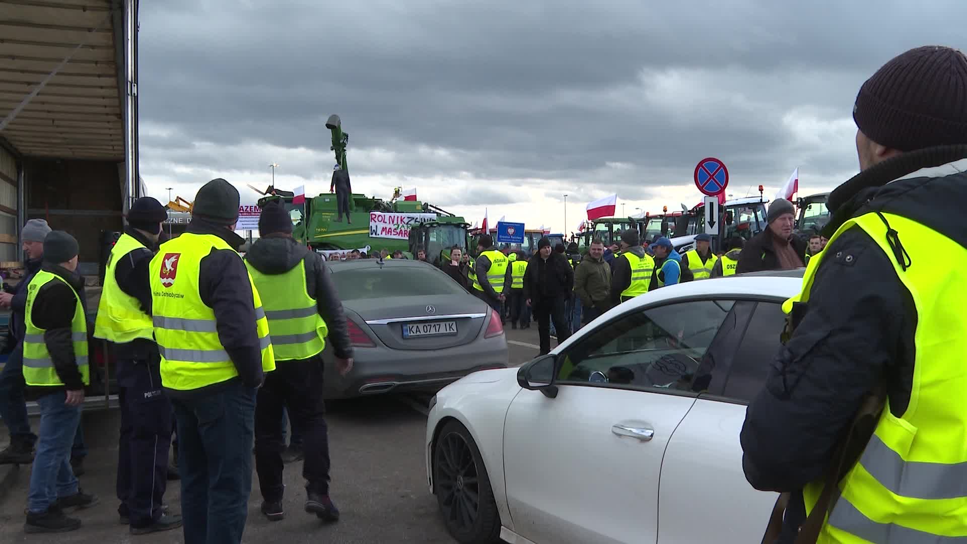 Polish farmers block Ukrainian border