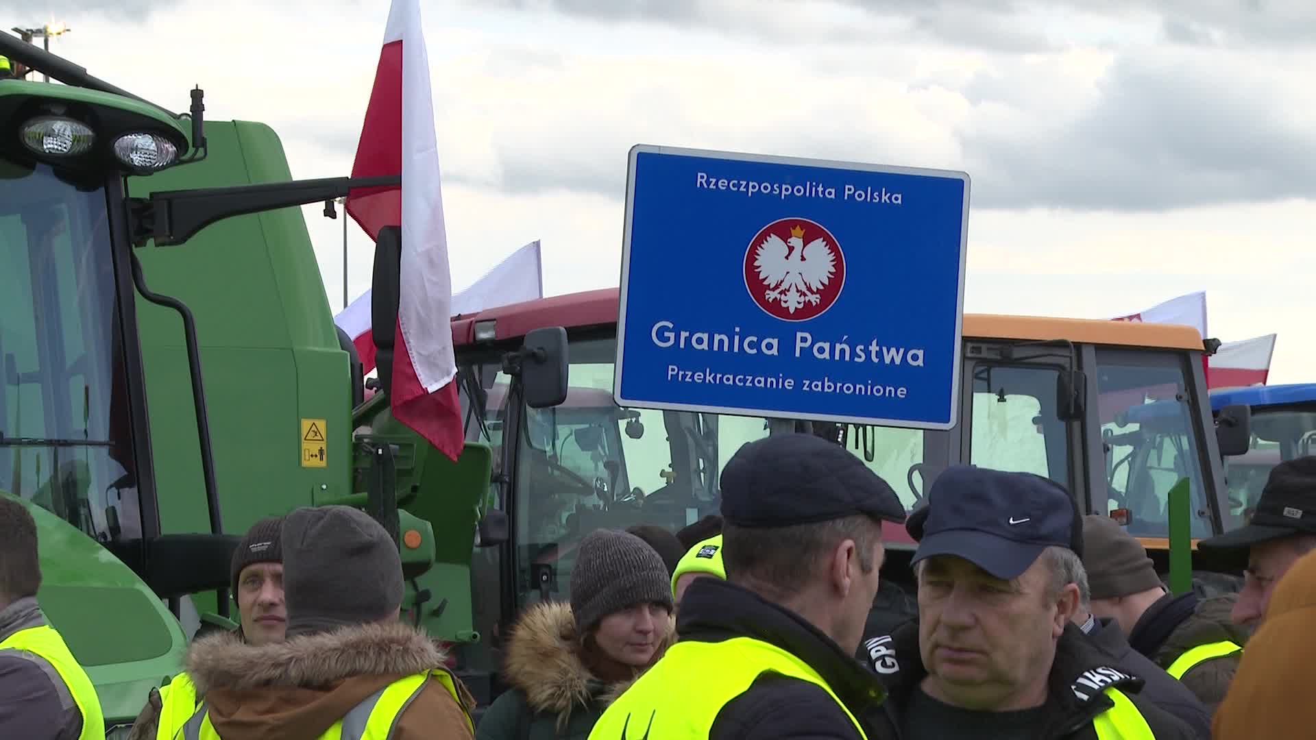 Polish farmers block Ukrainian border