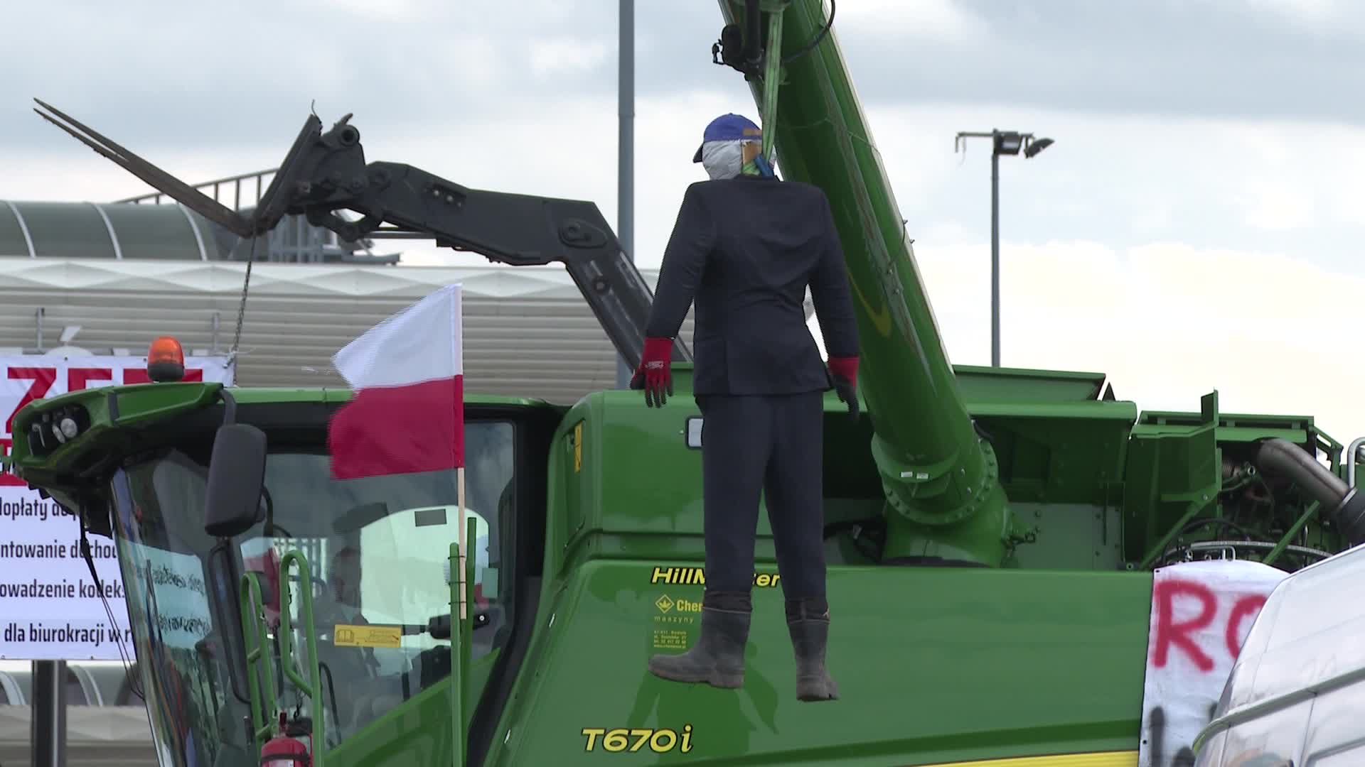 Polish farmers block Ukrainian border