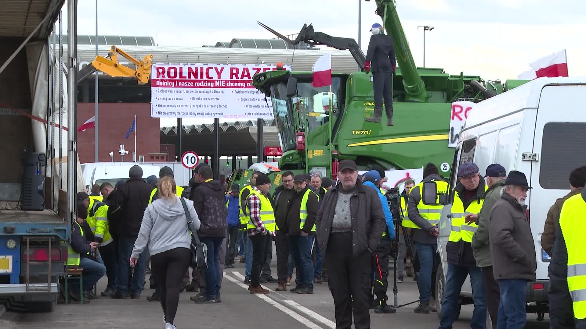 Polish farmers block Ukrainian border