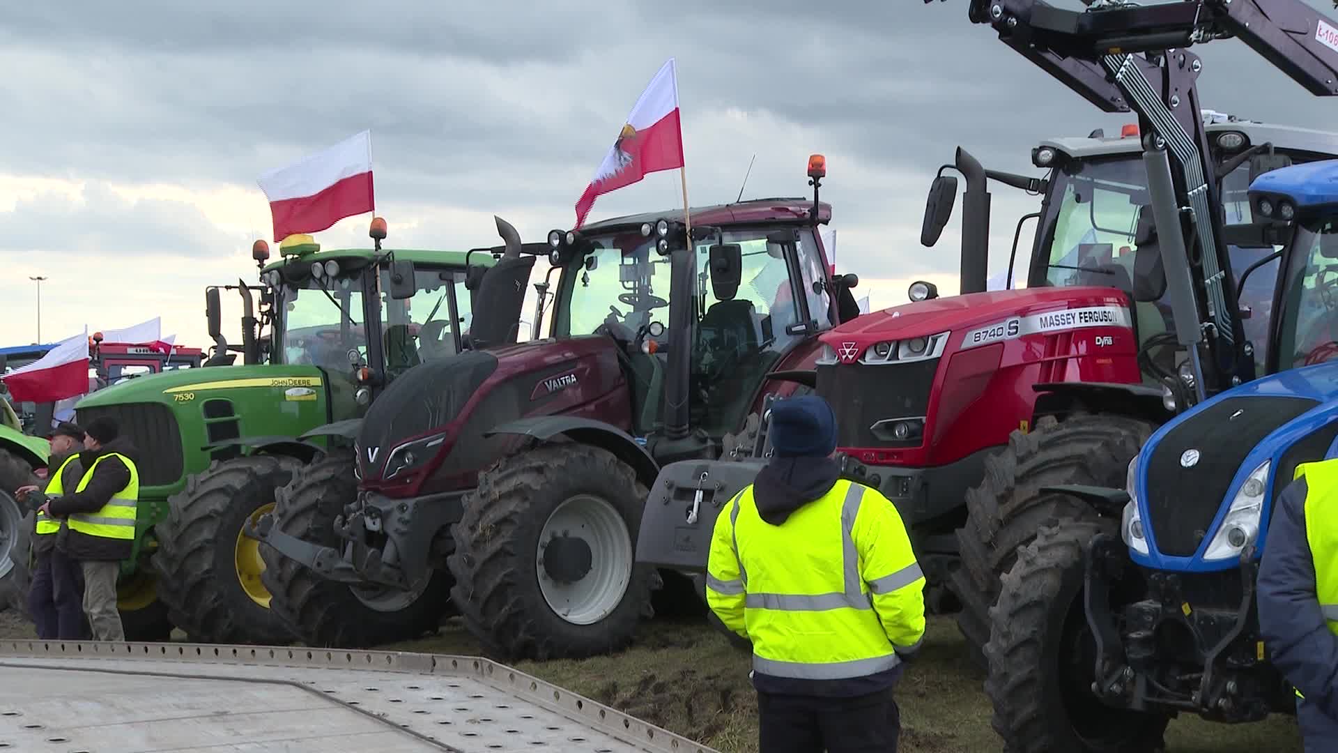 Polish farmers block Ukrainian border