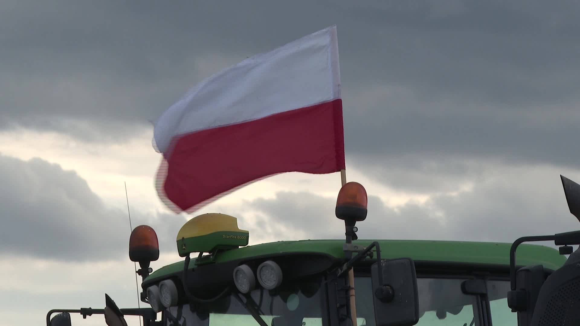 Polish farmers block Ukrainian border